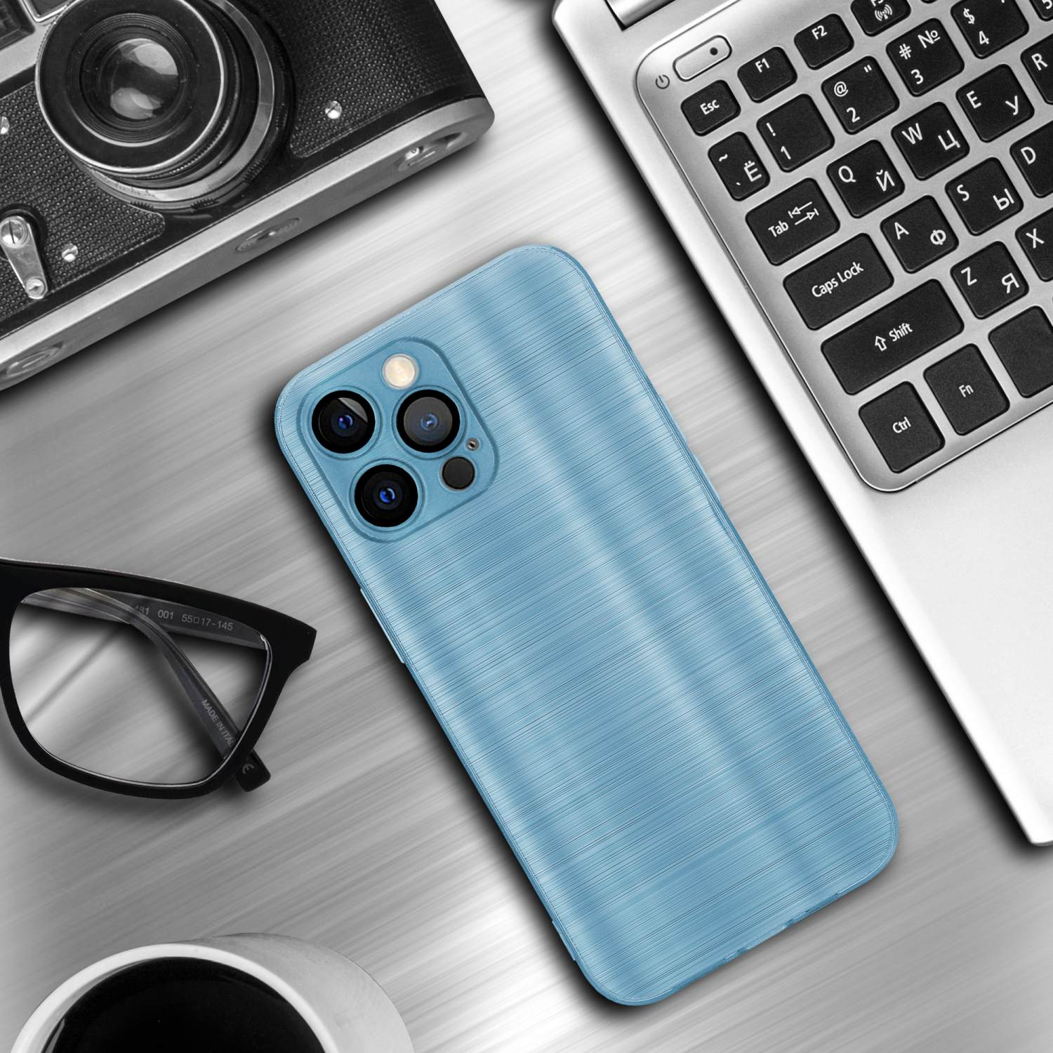 Blaue Handyhülle auf einer Metalloberfläche mit Laptop, Brille und Kaffeetasse.