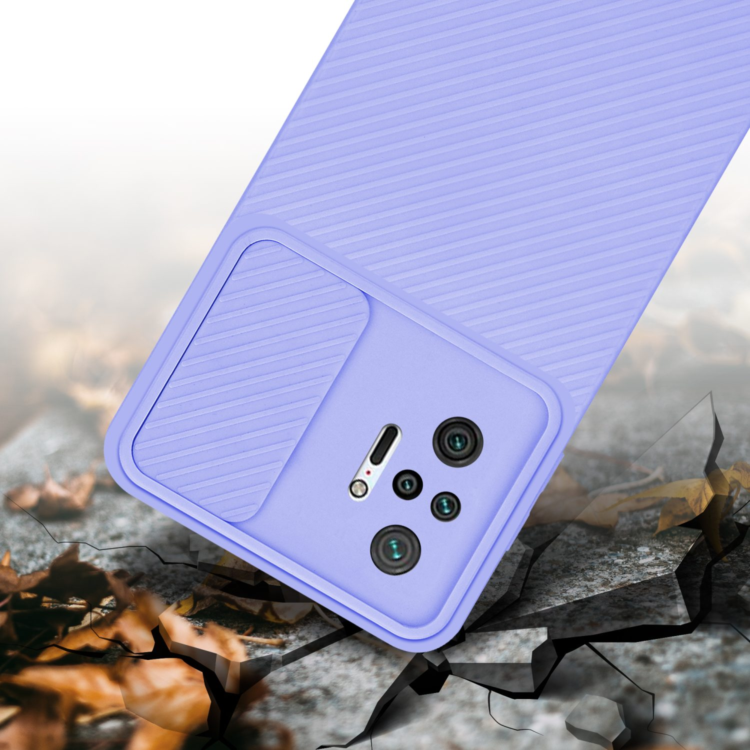 Custodia per telefono viola che cade su una superficie incrinata. Foglie sparse intorno.
