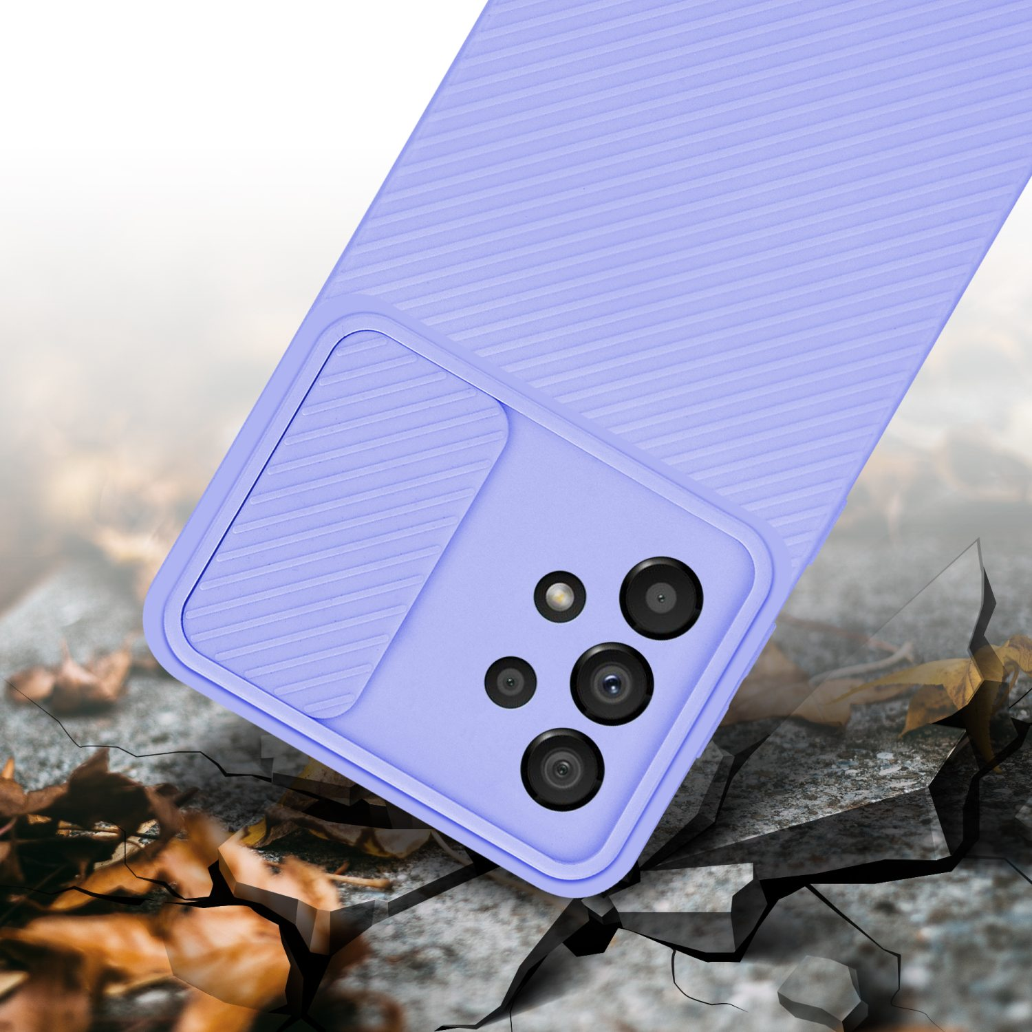 Custodia viola con copertura fotocamera, terreno crepato; telefono a terra.