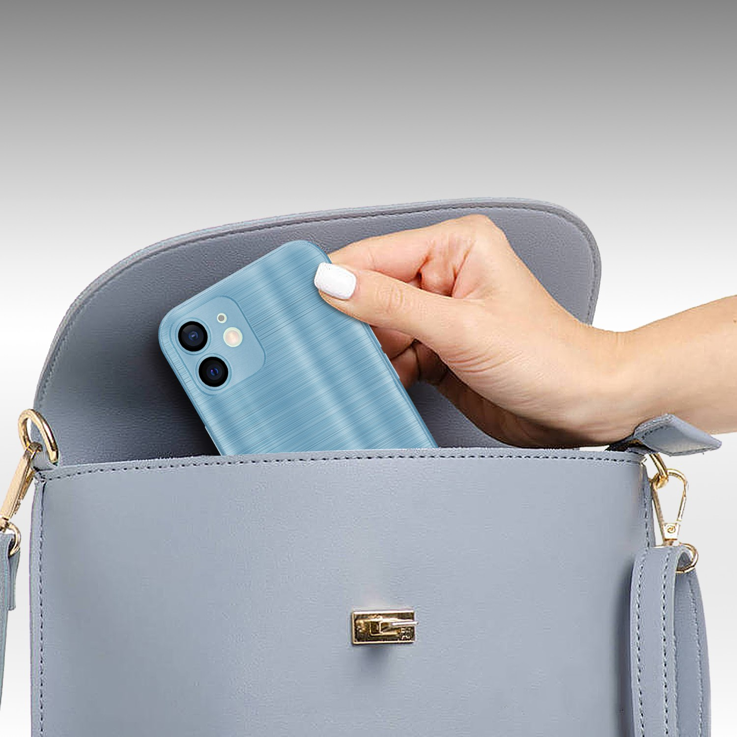 Hand legt blaue Handyhülle in hellgraue Tasche. Handyhülle hat strukturiertes Design.