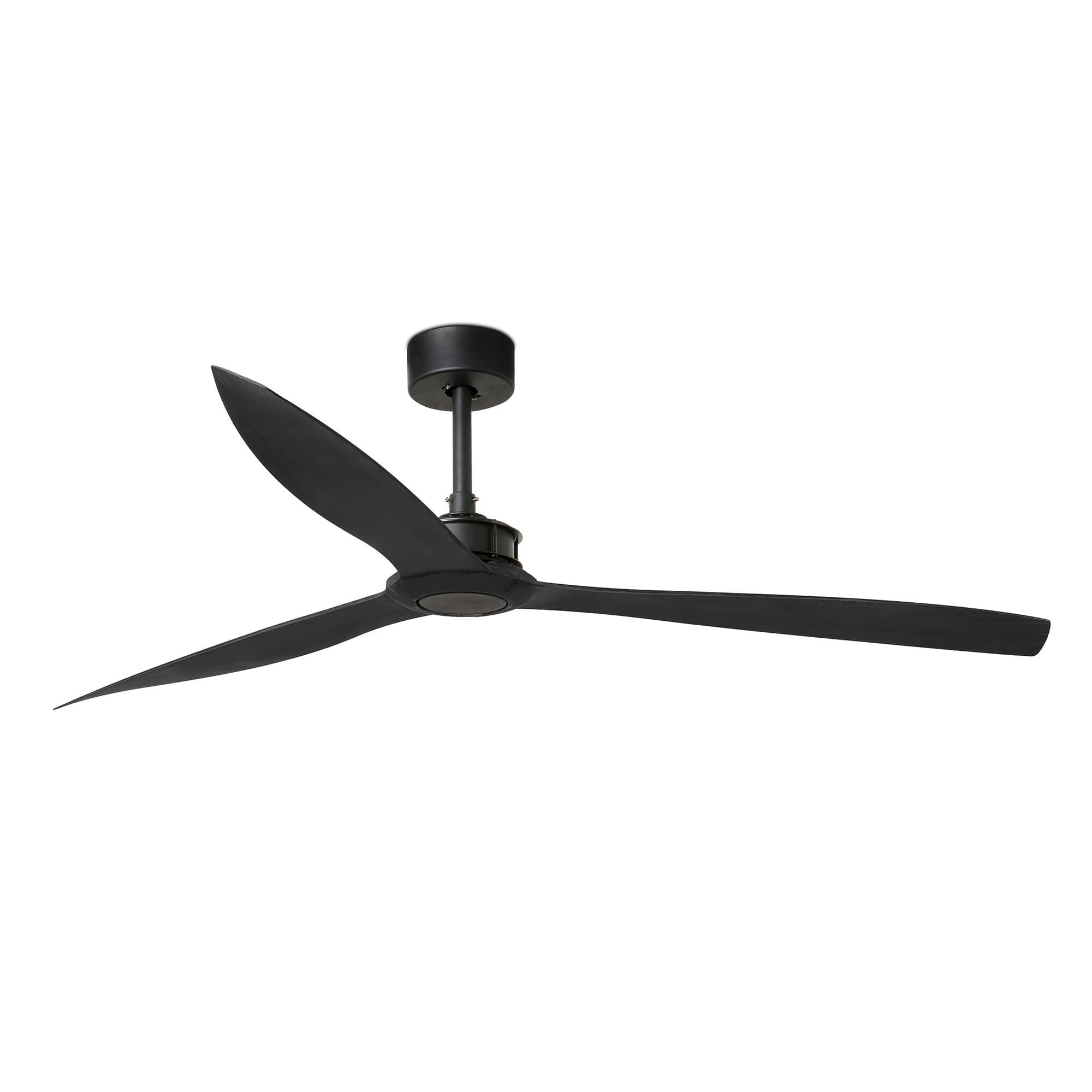 Ventilatore da soffitto nero con tre pale. Il ventilatore è montato su un soffitto bianco.