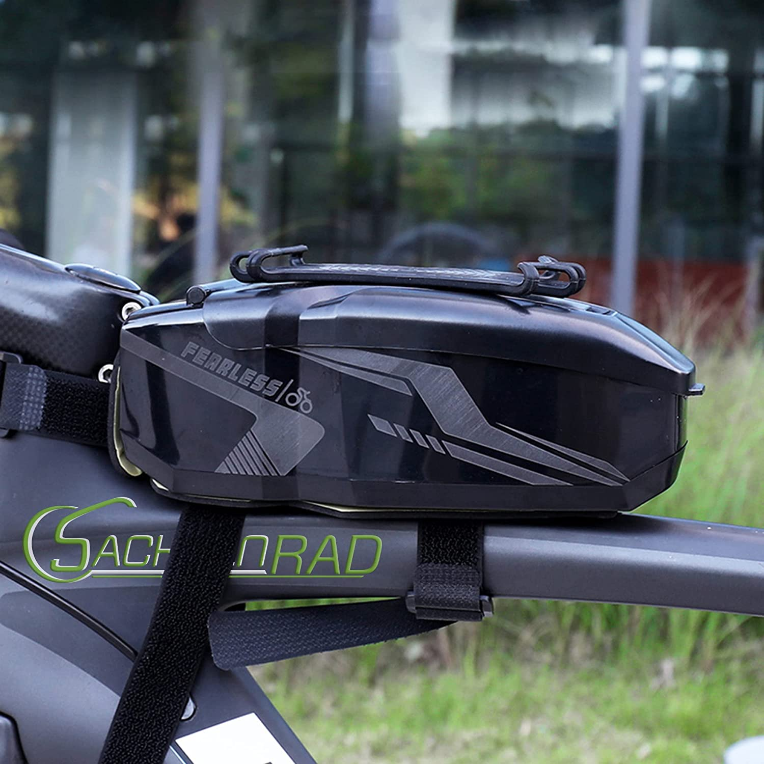 Schwarze Fahrradtasche am Rahmen befestigt. Auf der Tasche steht 'FEARLESS'.