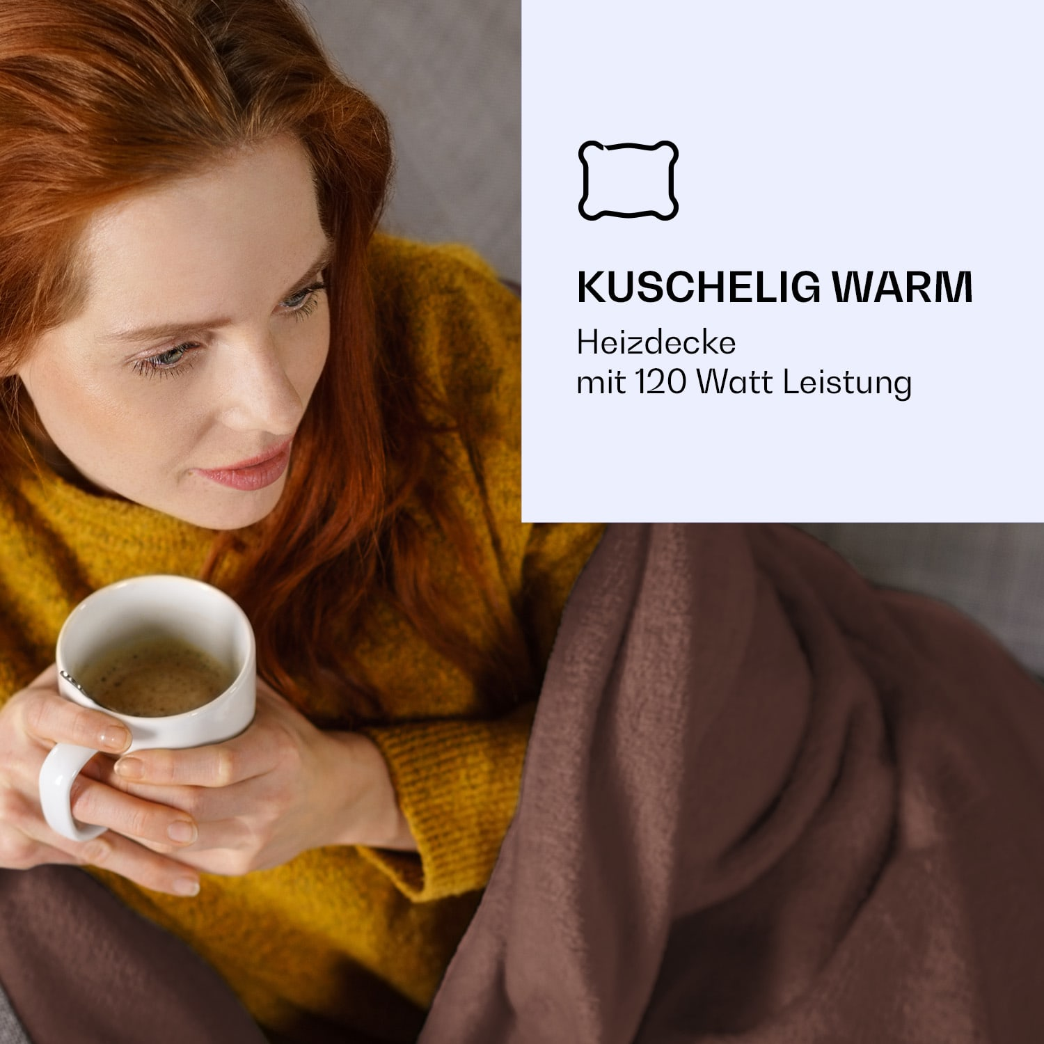 Frau mit Kaffeetasse, braune Decke bedeckt Beine. Text: KUSCHELIG WARM, Heizdecke mit 120 Watt Leistung.
