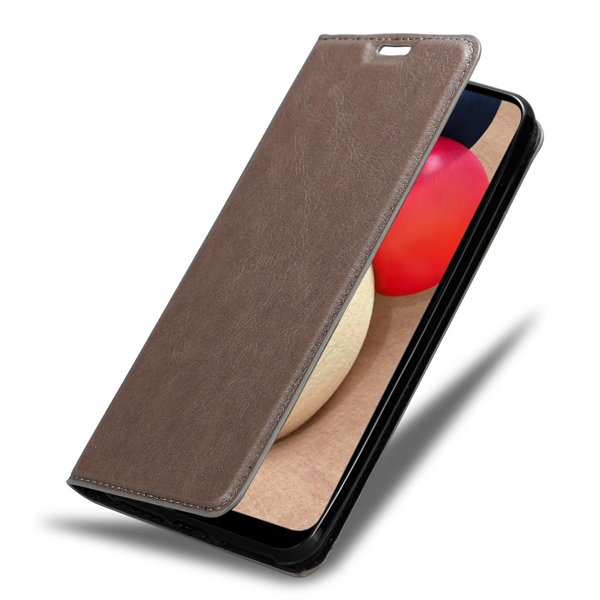 Eine braune Handyhülle halb geöffnet, zeigt einen Telefonbildschirm mit einem roten und beigen Design.