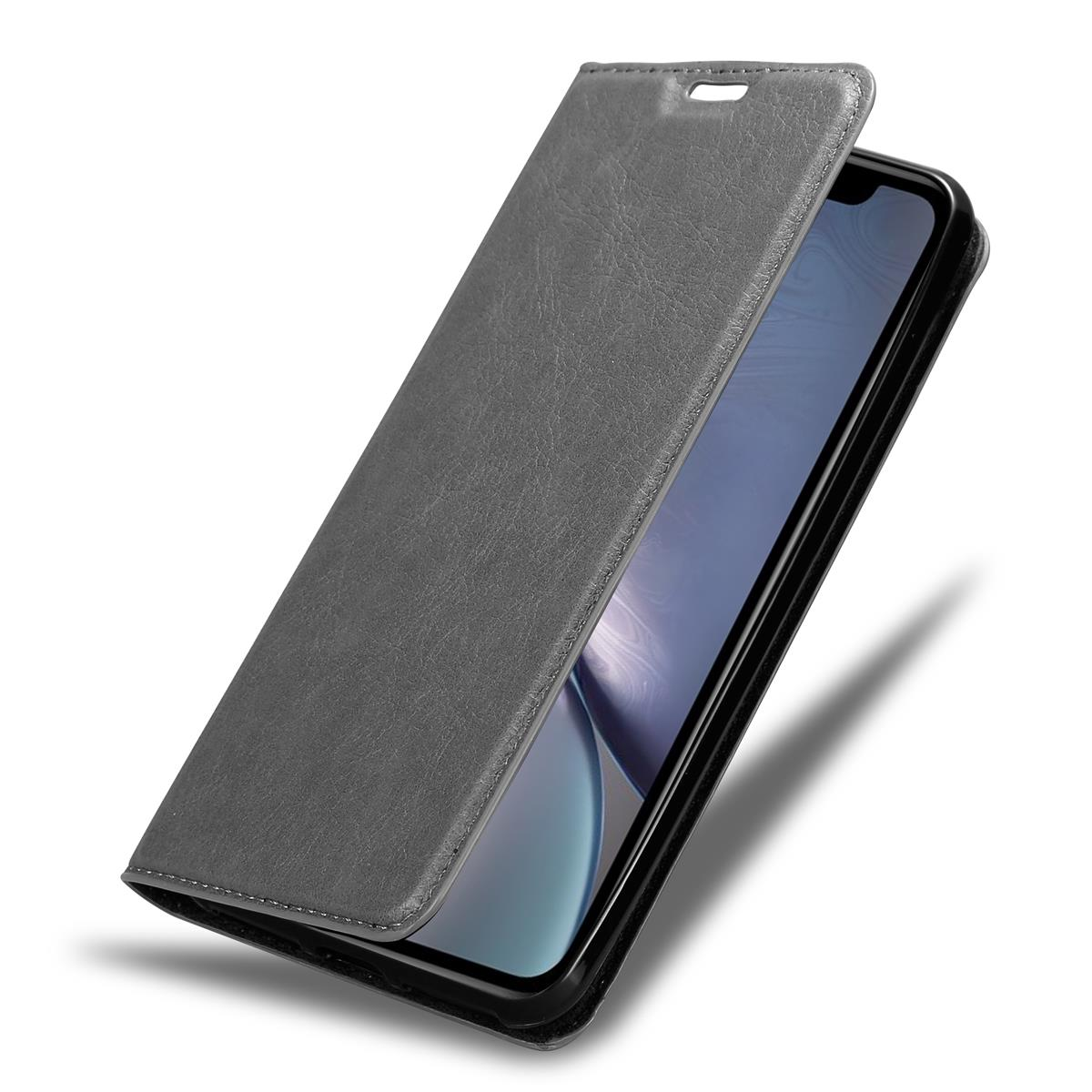 Graue Leder-Handyhülle geöffnet, zeigt einen Telefonbildschirm. Das Telefon befindet sich in der Hülle. Grauer Hintergrund.