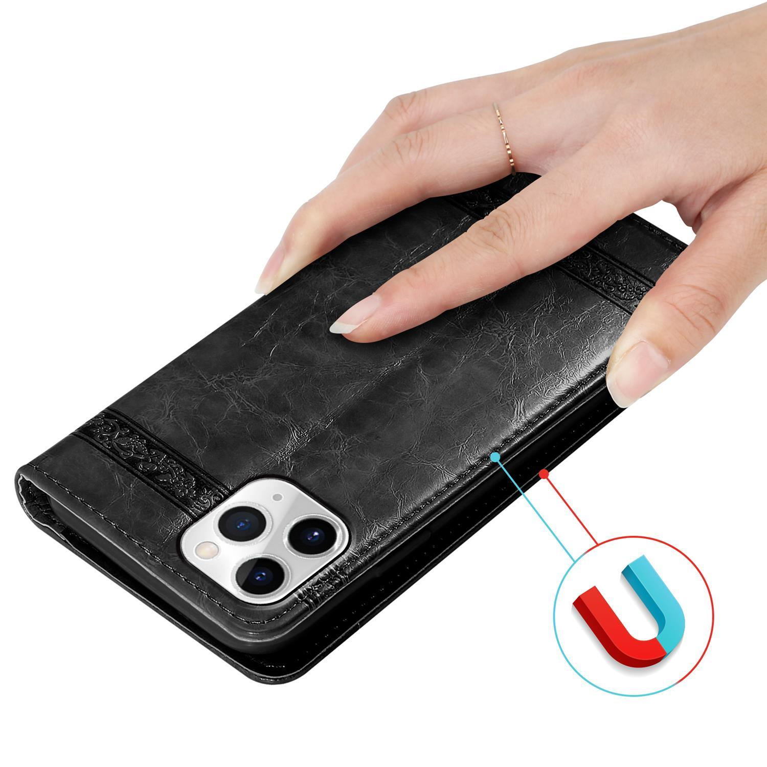 Hand hält eine schwarze Leder-Handyhülle mit Magnetsymbol daneben.