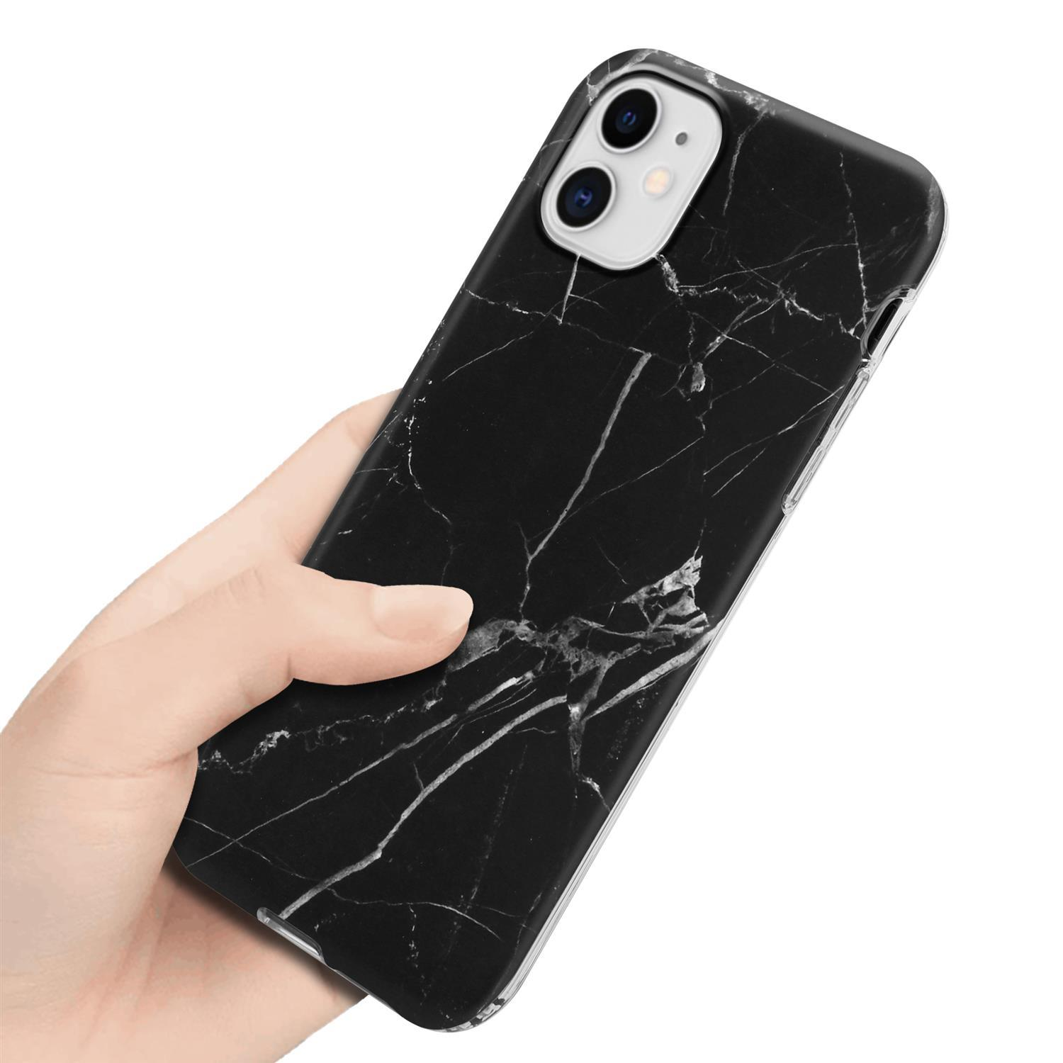 Una mano che tiene una custodia per telefono nera con motivo marmoreo. La custodia ha striature bianche e una finitura lucida.