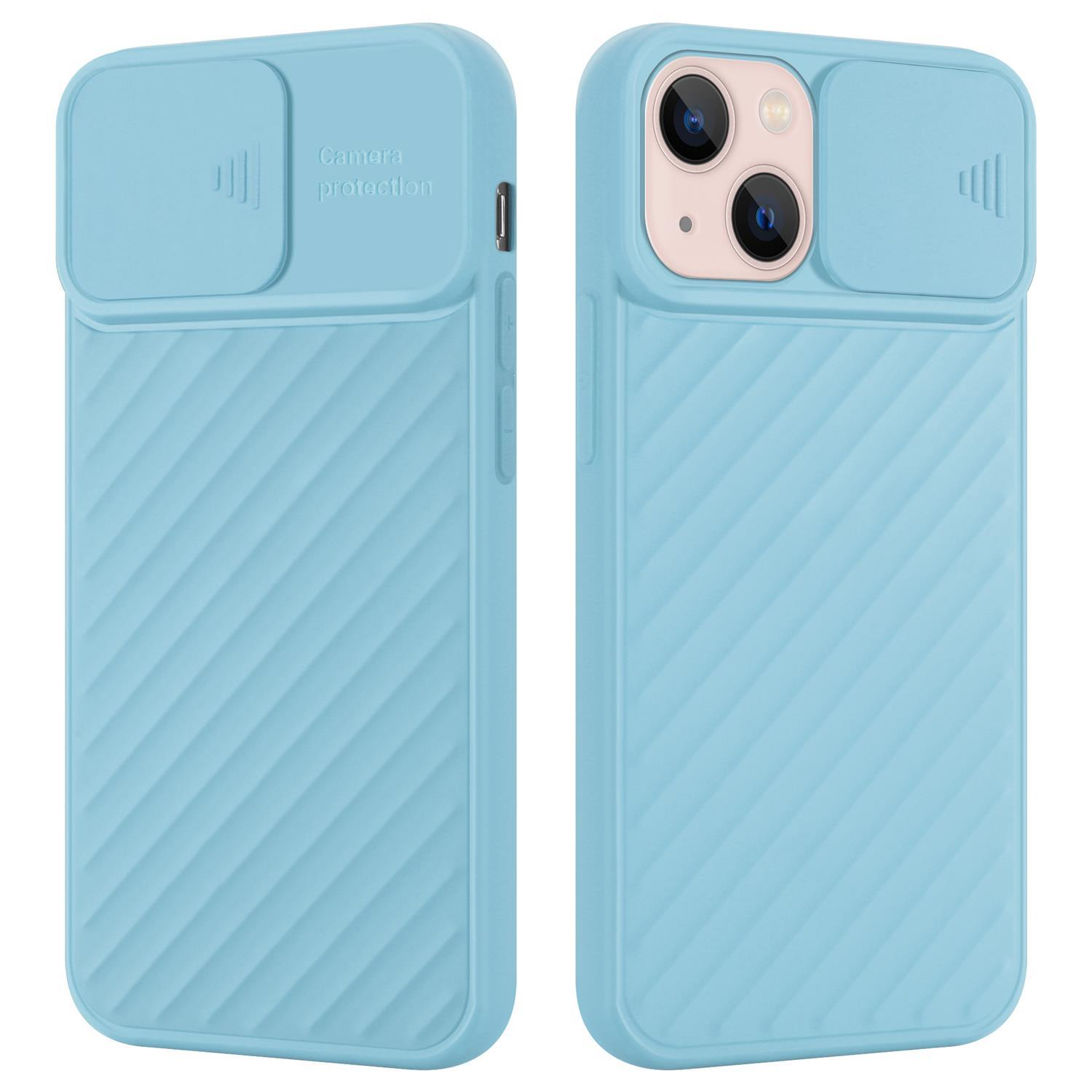 Funda de teléfono azul claro con cubierta de cámara. Teléfono dentro. Líneas diagonales en la funda. Fondo azul claro.