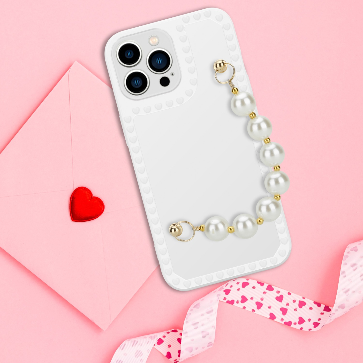 Weißes Handy-Case mit Perlenriemen, rosa Hintergrund, rotes Herz, mit Band.