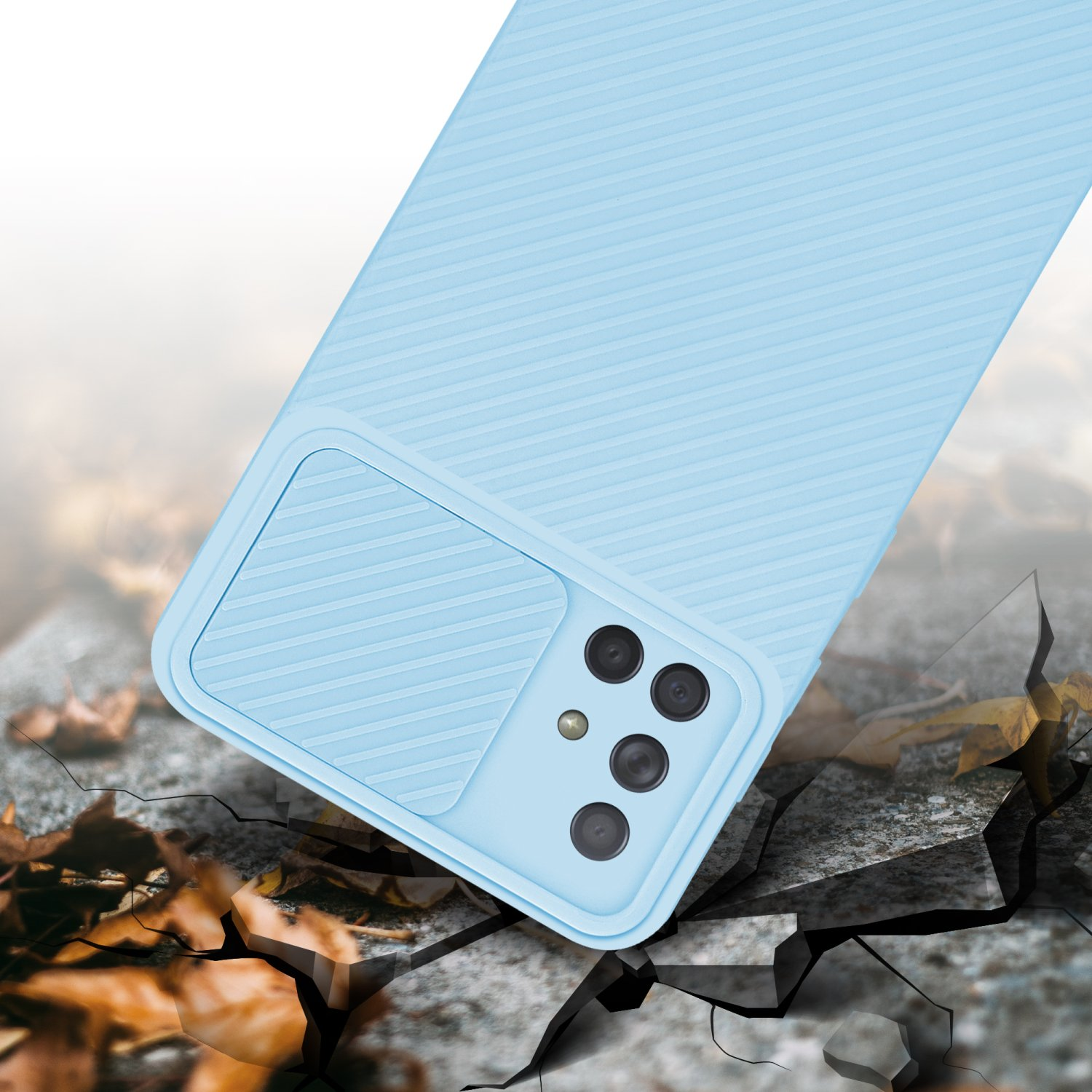 Blaue Handyhülle mit Kameraabdeckung auf rissigem Boden, mit Blättern und Hintergrund.