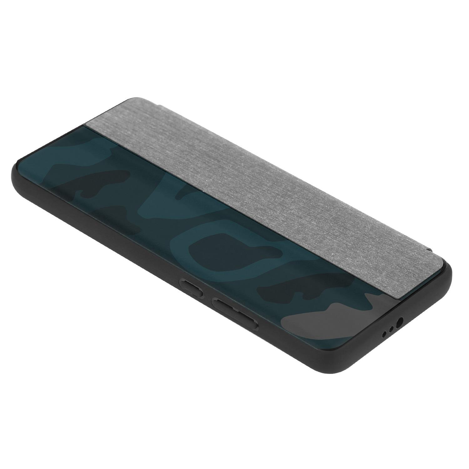 Handyhülle mit blauem Camo-Design und einem silbernen Streifen auf weißer Oberfläche.