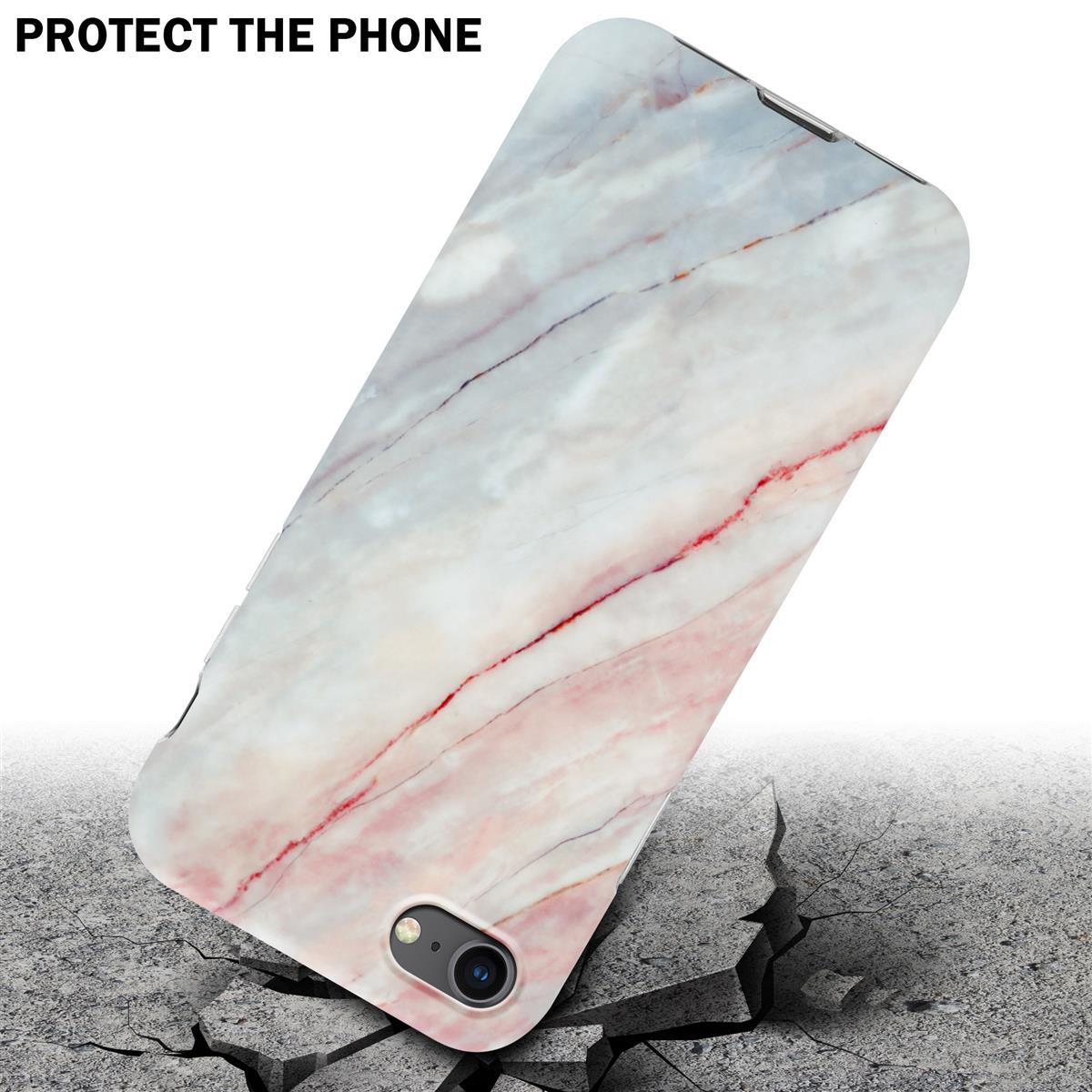 Custodia per telefono con design a marmo, appoggiata su cemento screpolato. La fotocamera del telefono è visibile.