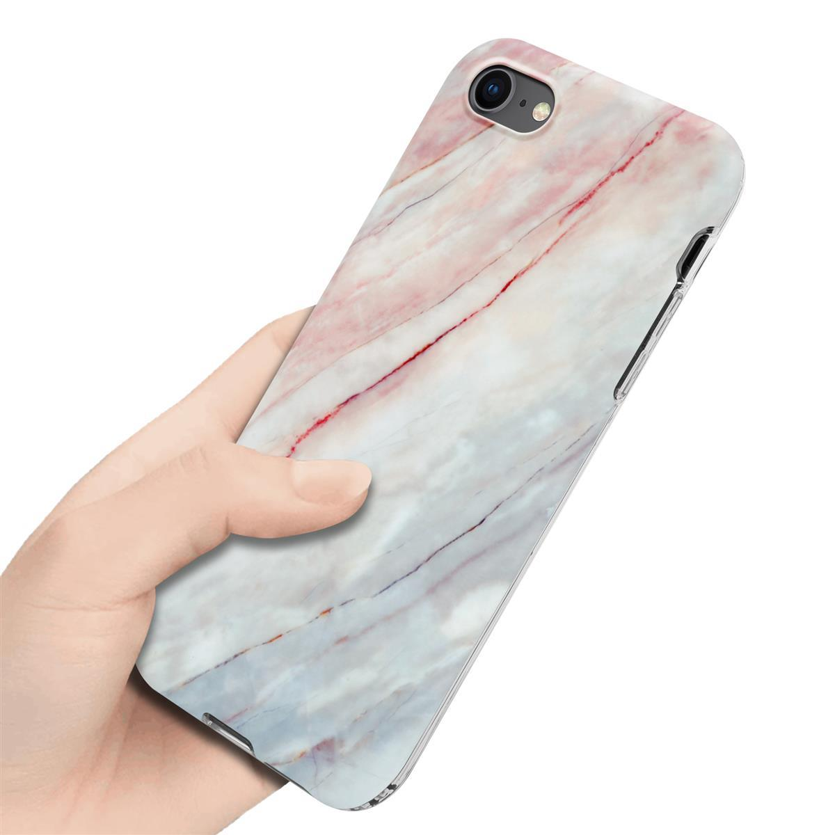 Una mano che tiene una custodia per telefono in marmo bianco e rosa. La custodia è al centro dell'immagine.
