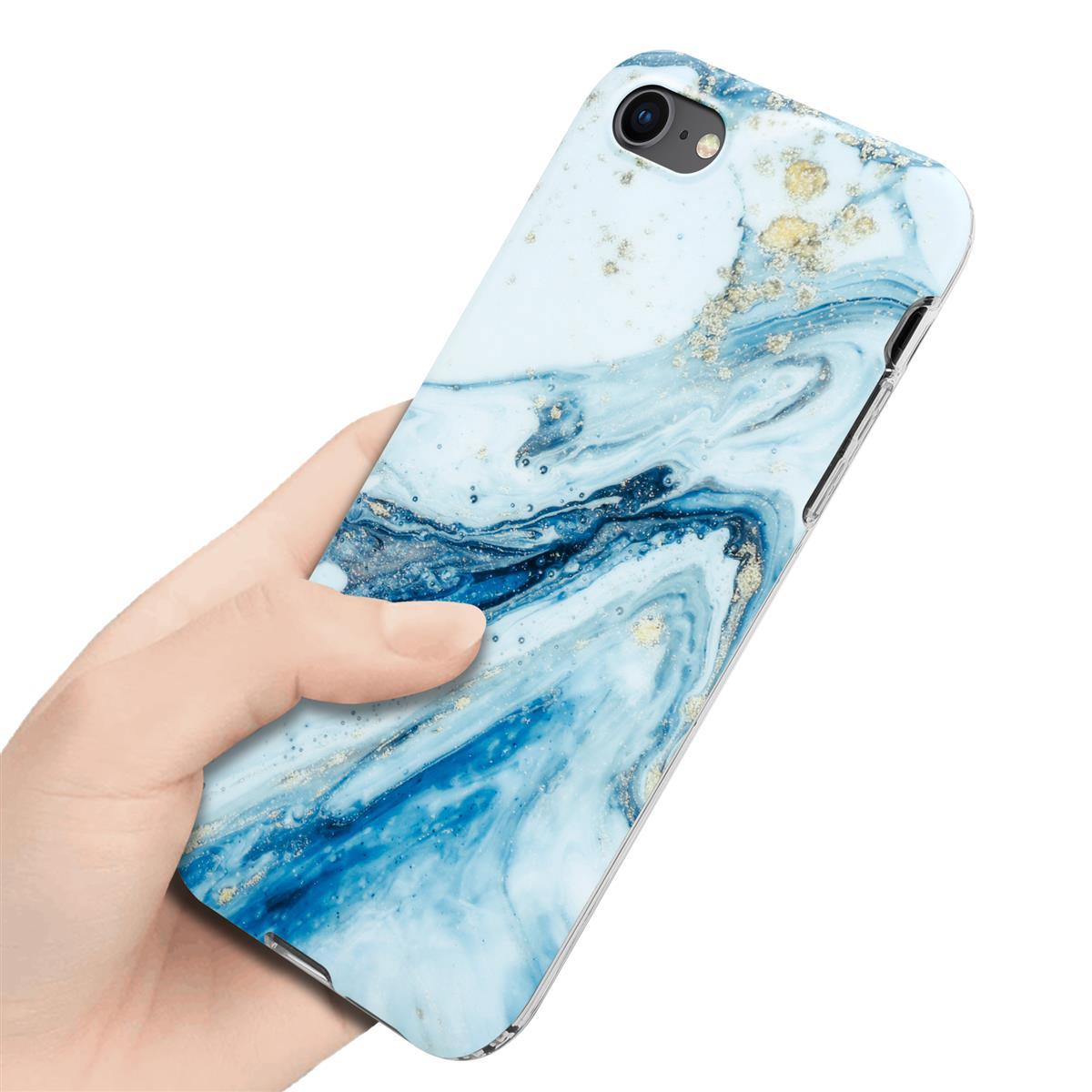 Mano che tiene custodia in marmo blu e oro con telefono.