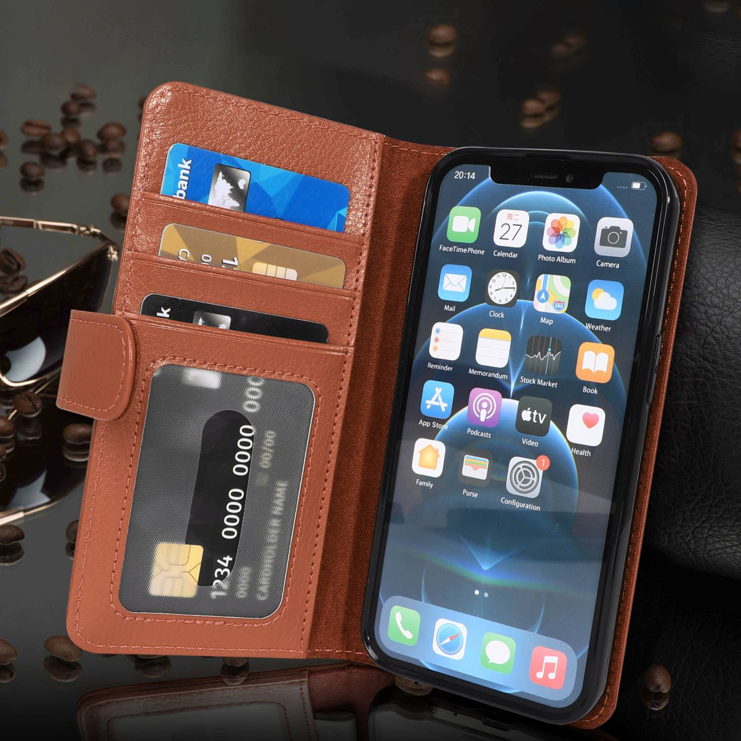 Braune Leder-Handyhülle, geöffnet, um ein Telefon mit Apps zu zeigen. Karten in den linken Schlitzen.
