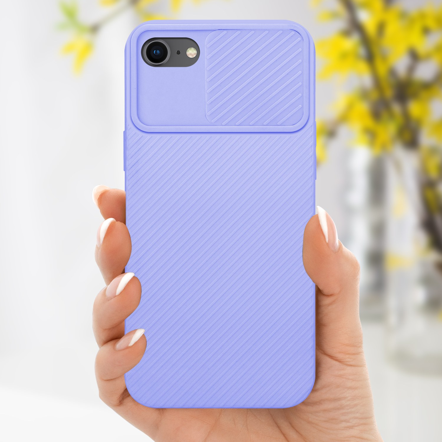 Eine Hand, die eine hellviolette Handyhülle mit Kameraabdeckung hält. Weißer Hintergrund. Die Handyhülle ist abgewinkelt.