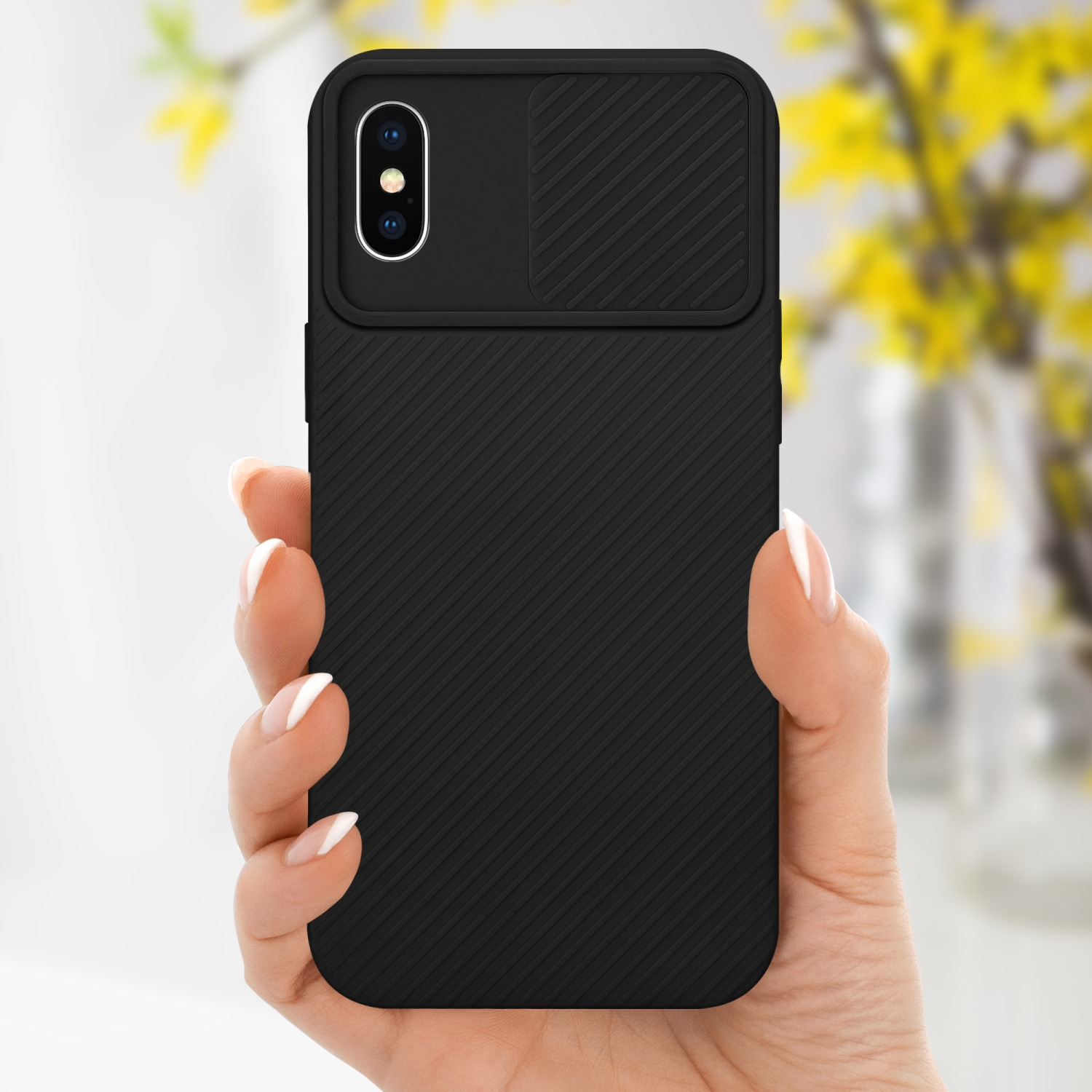 Hand hält schwarze Handyhülle mit Kameraausschnitt und strukturiertem Design.