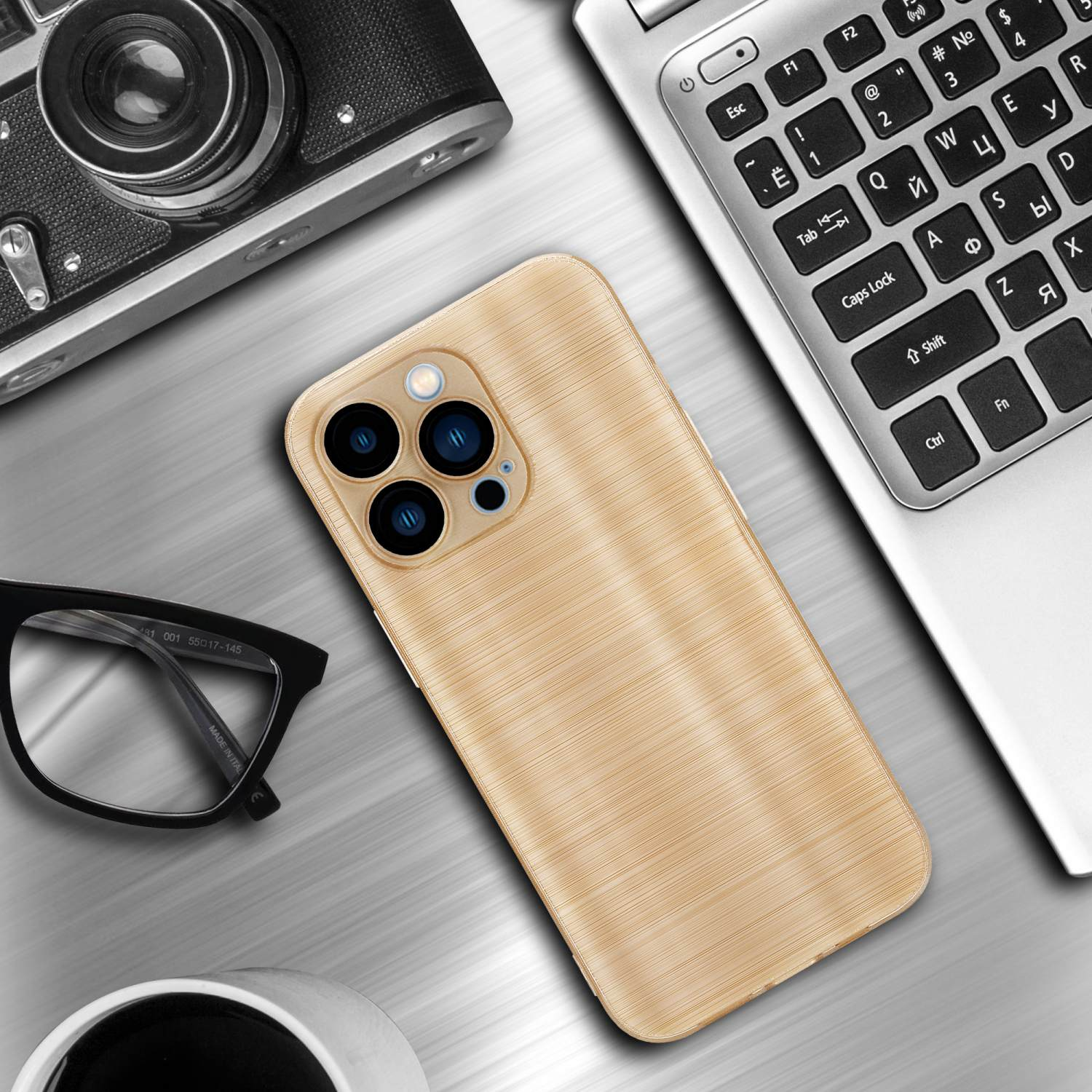 Una funda de teléfono, un portátil, gafas y una cámara están en un escritorio de madera.