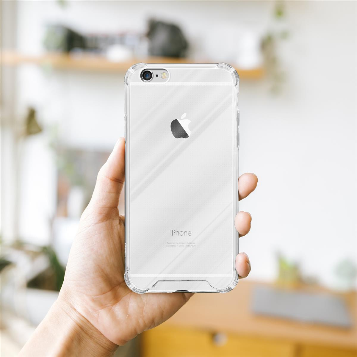 Une main tenant une coque de téléphone transparente avec un iPhone à l'intérieur.