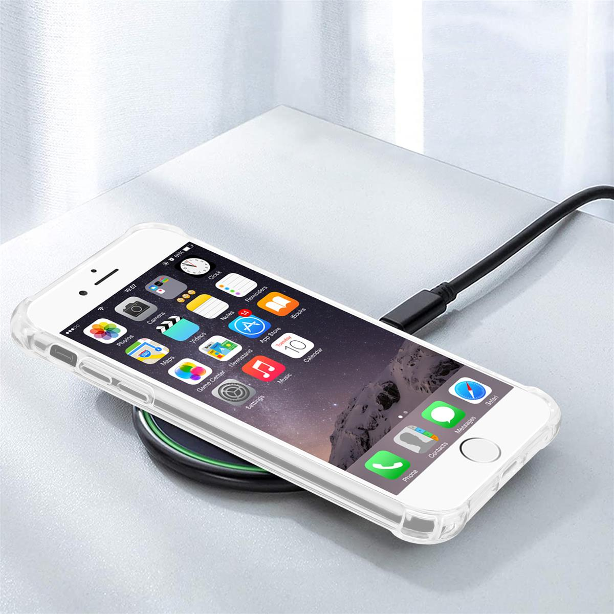 Téléphone blanc en charge sur un chargeur sans fil. Le téléphone a une coque transparente.