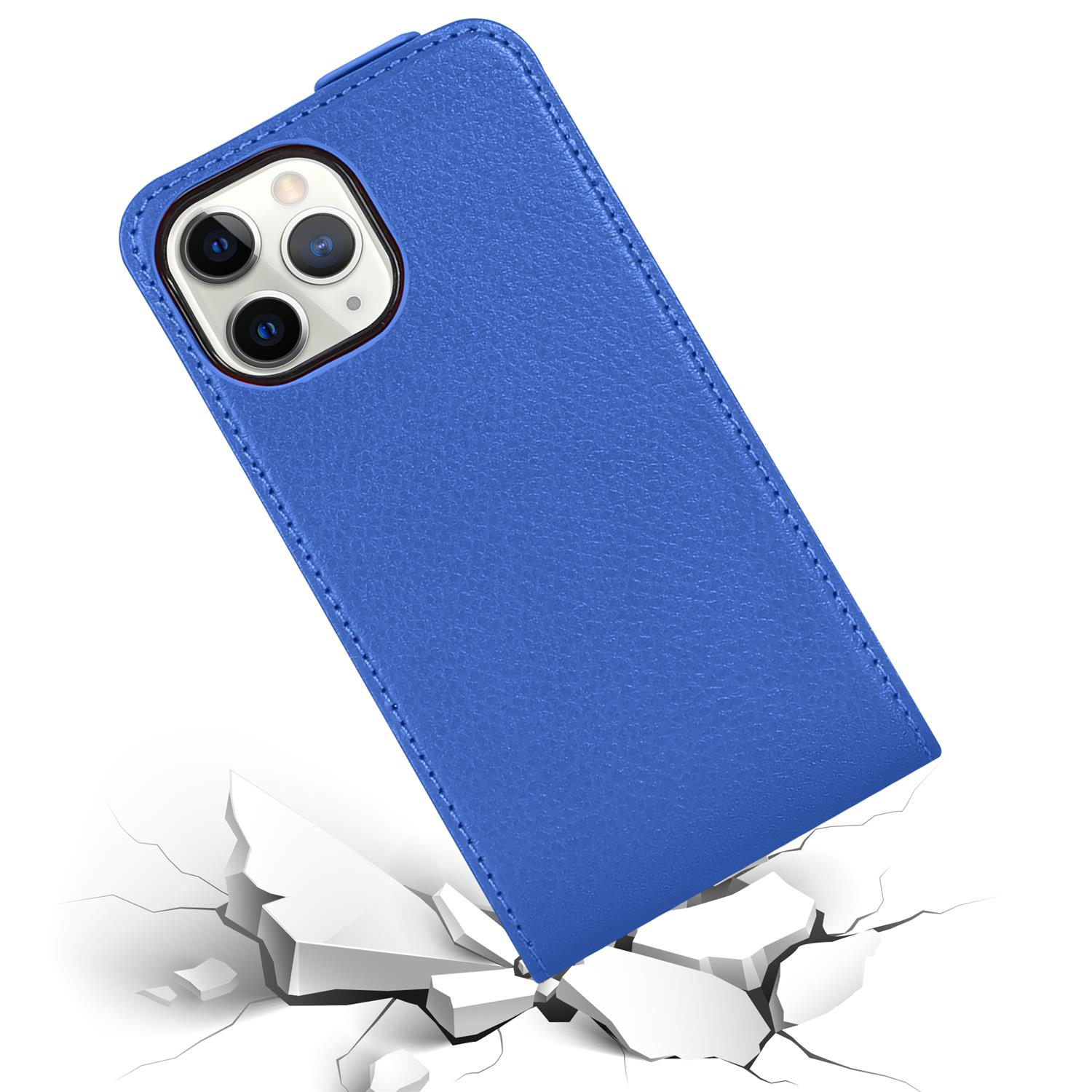 Blaue Leder-Handyhülle, angewinkelt, zerbrochene Oberfläche unten. Kameraausschnitt.