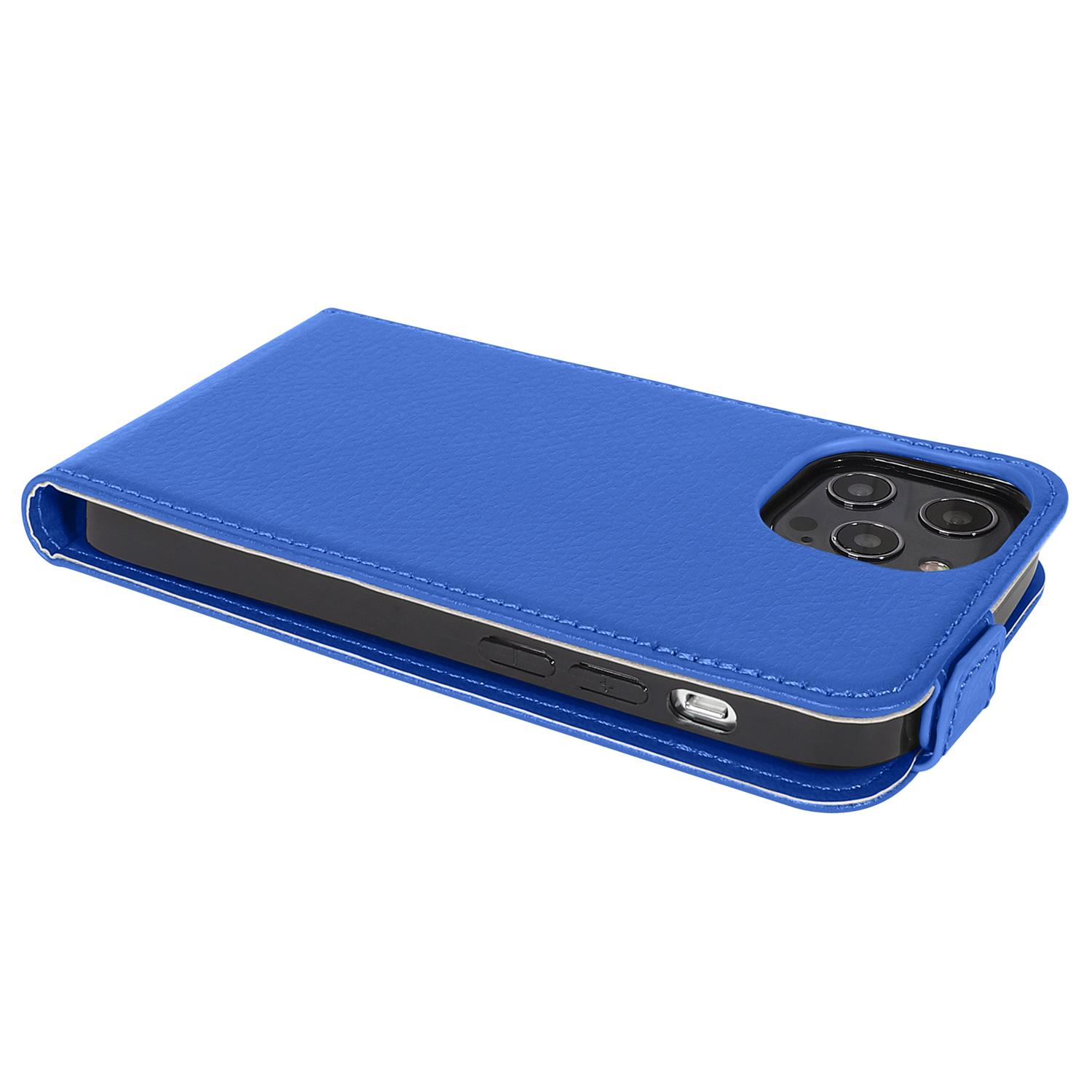 Blaue Handyhülle mit Telefon im Inneren. Das Telefon ist geschlossen. Weiße Nähte an den Rändern.