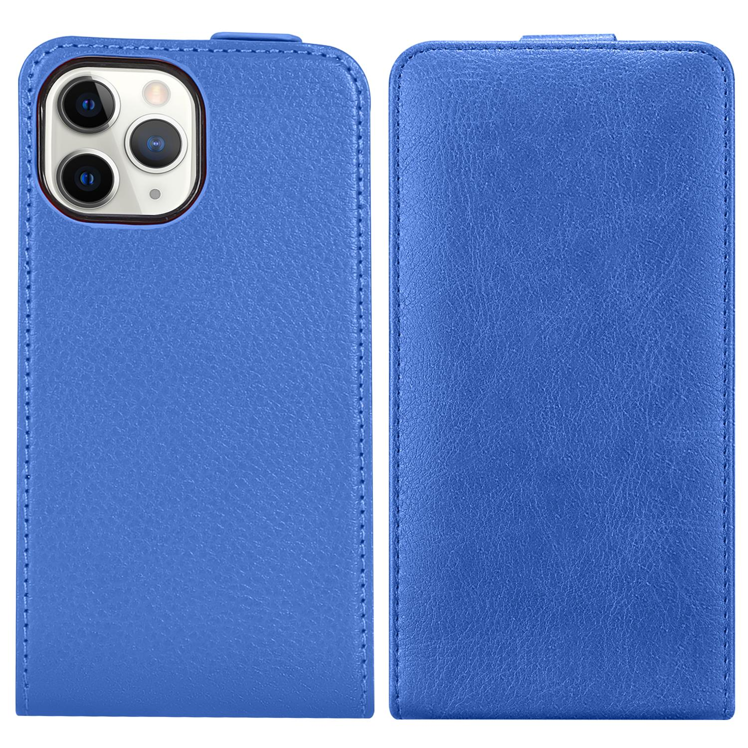 Blaue Leder-Handyhülle, offen und geschlossen. Für ein iPhone. Die Kameraausschnitte sind sichtbar.