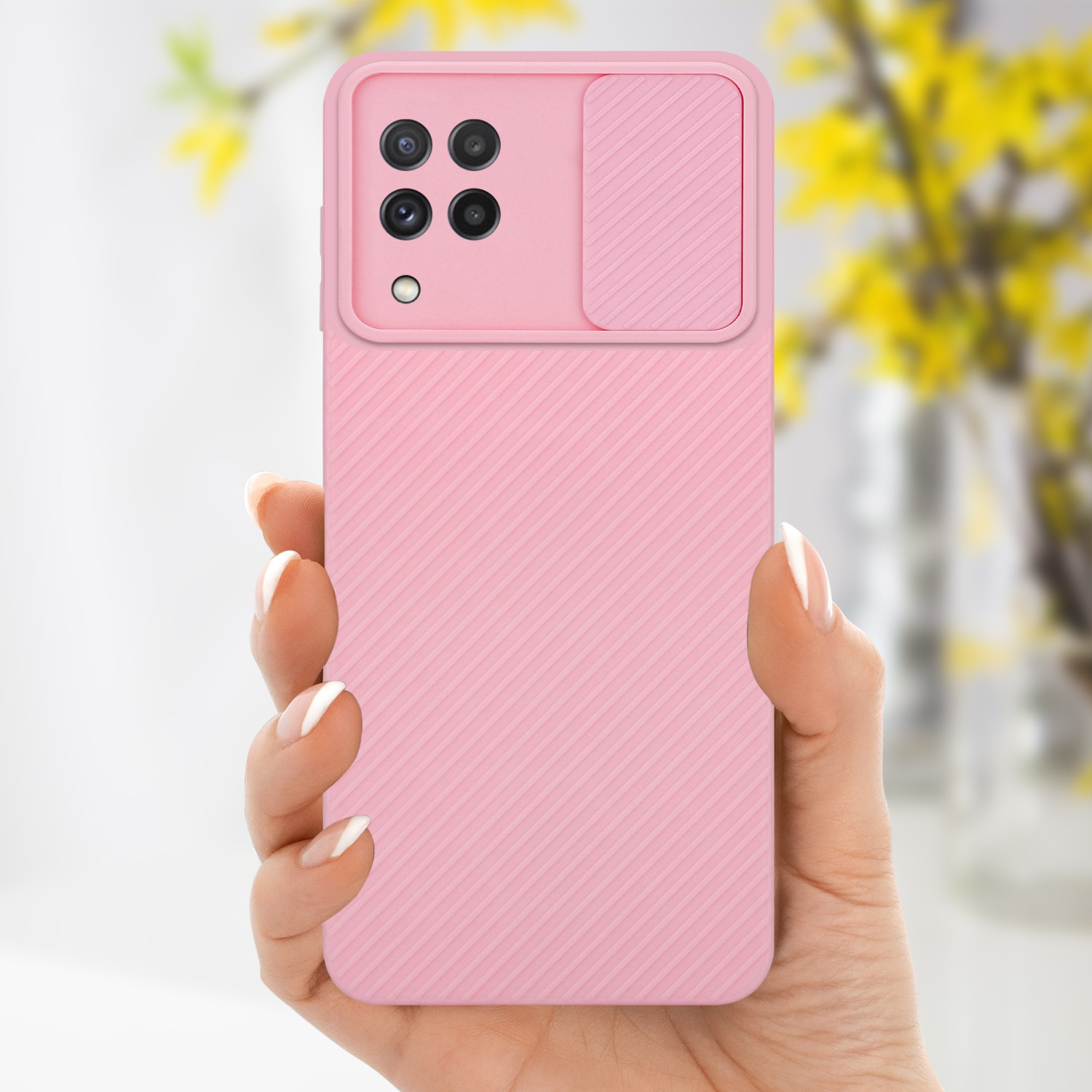 Eine Hand hält eine rosa Handyhülle. Die Hülle hat eine Kameraabdeckung.