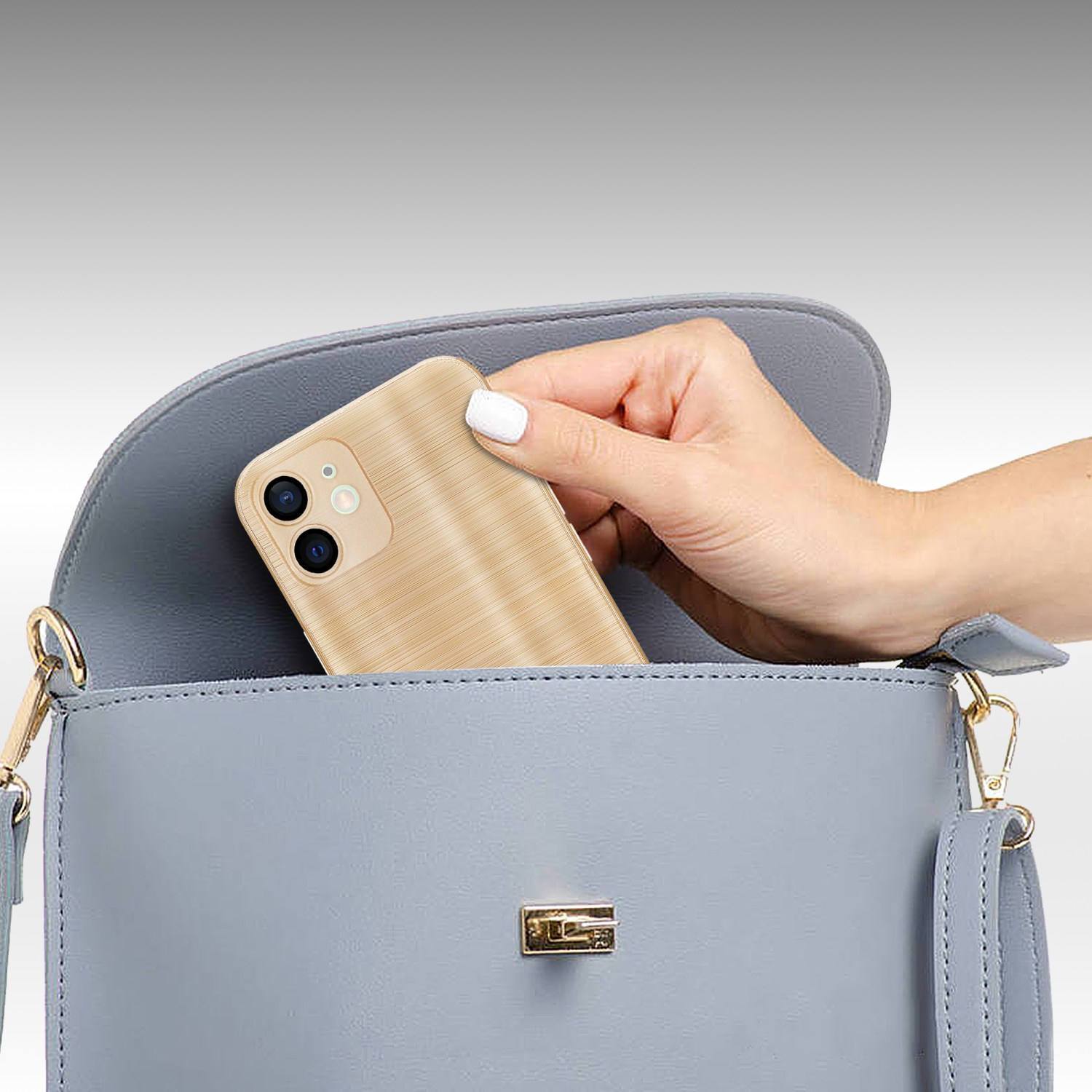 Eine Hand, die ein goldenes Telefon in eine hellblaue Handtasche legt. Die Tasche ist offen und zeigt ihr Inneres.