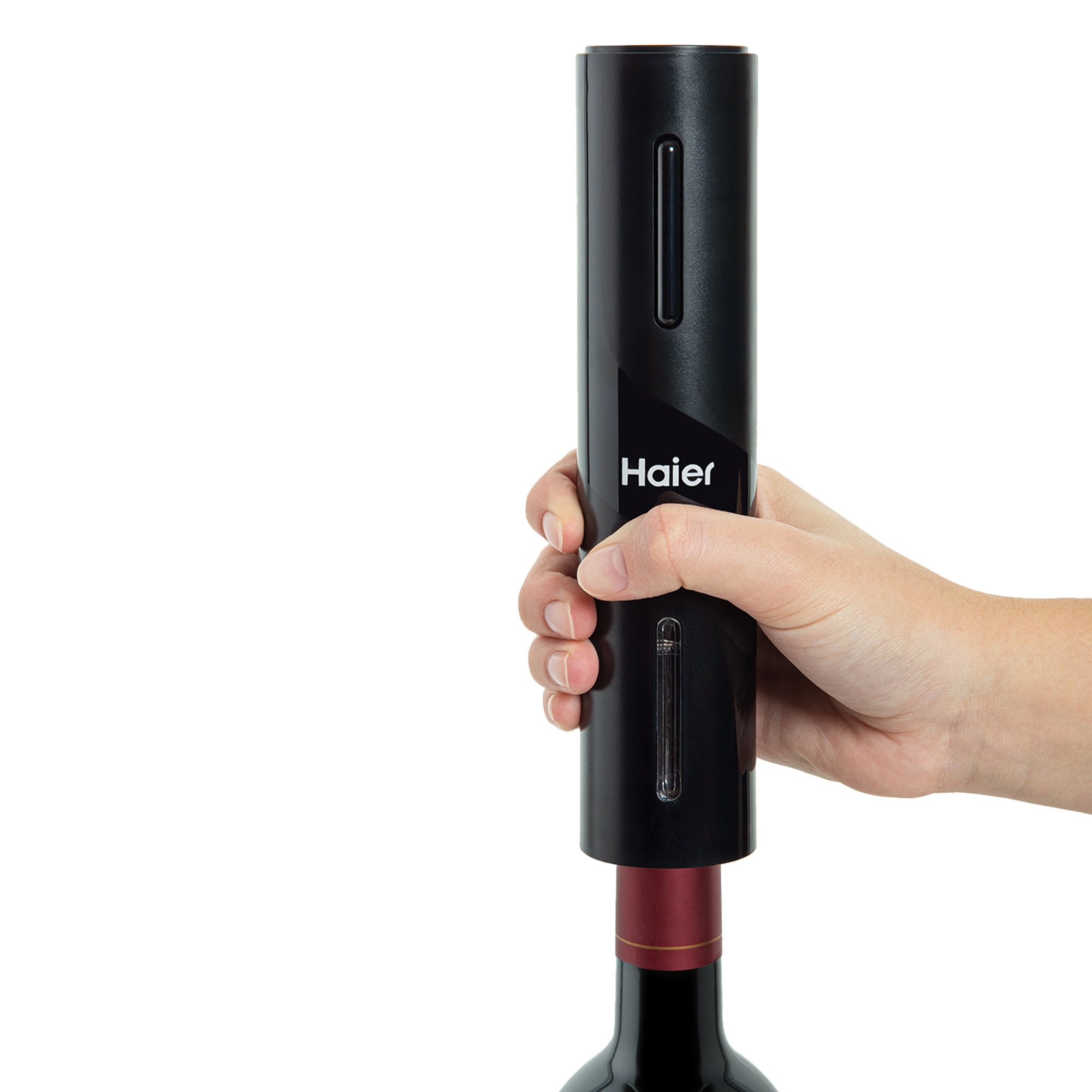 Schwarzer elektrischer Weinöffner, hält eine Flasche Rotwein.