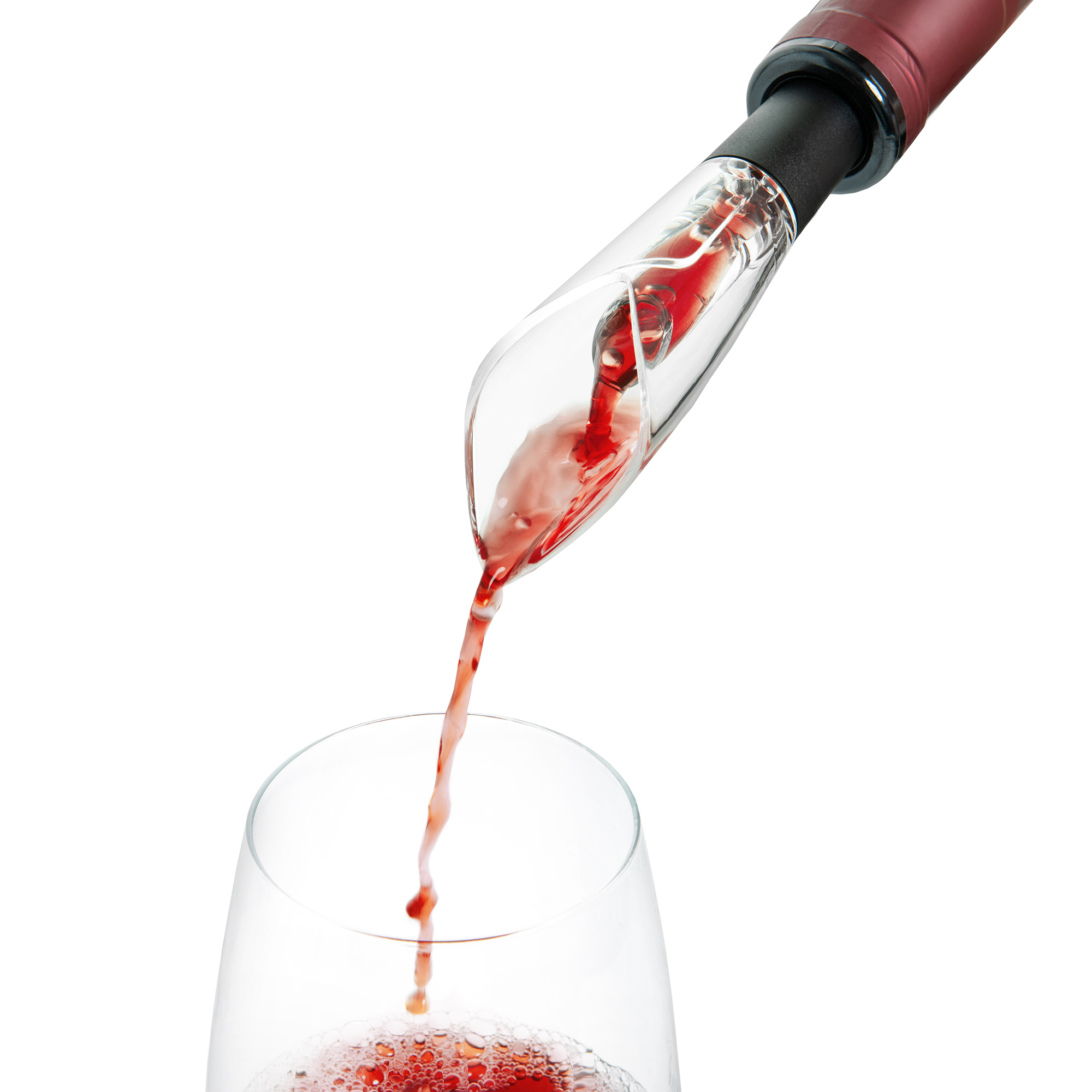 Wein wird aus einem Weinbelüfter in ein Glas gegossen. Weißer Hintergrund.