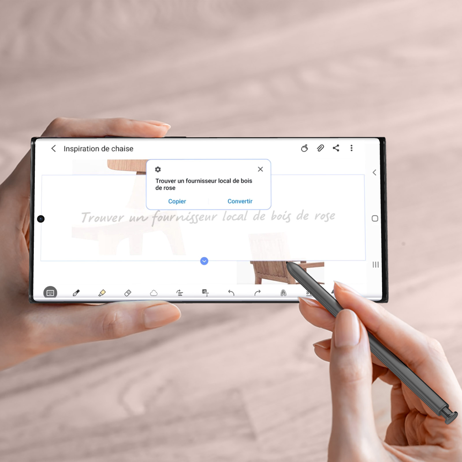 Een persoon die een tablet vasthoudt met een tekstbewerkingsinterface en een pen om te schrijven.