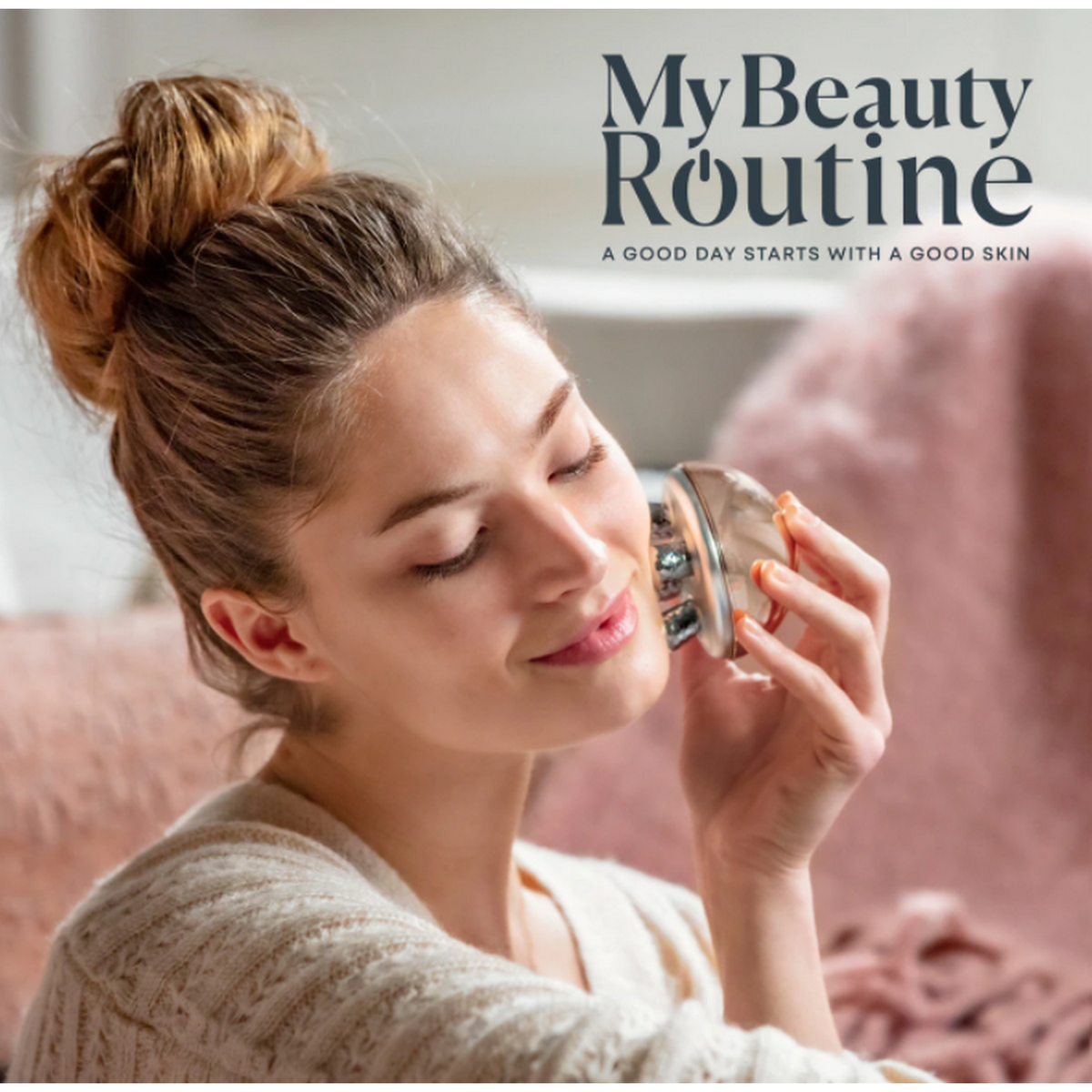 Donna che usa un massaggiatore facciale, sorridente. Testo: 'My Beauty Routine. Una buona giornata inizia con una buona pelle'.