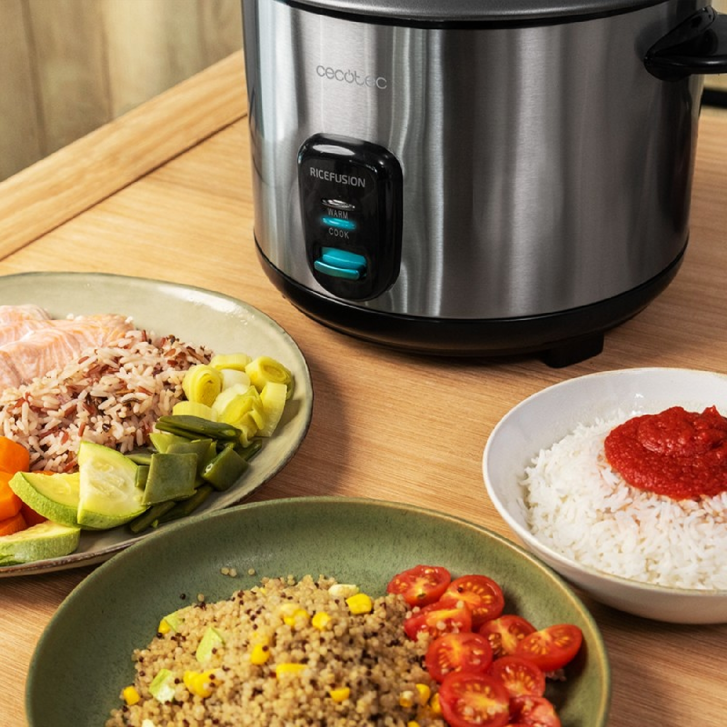 Olla arrocera con arroz cocido, verduras y salmón cocinado, sobre una mesa de madera.