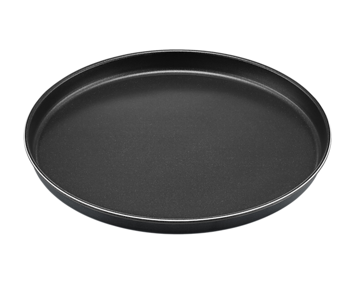 Czarna, okrągła patelnia do pizzy ze srebrną obręczą, na białym tle.