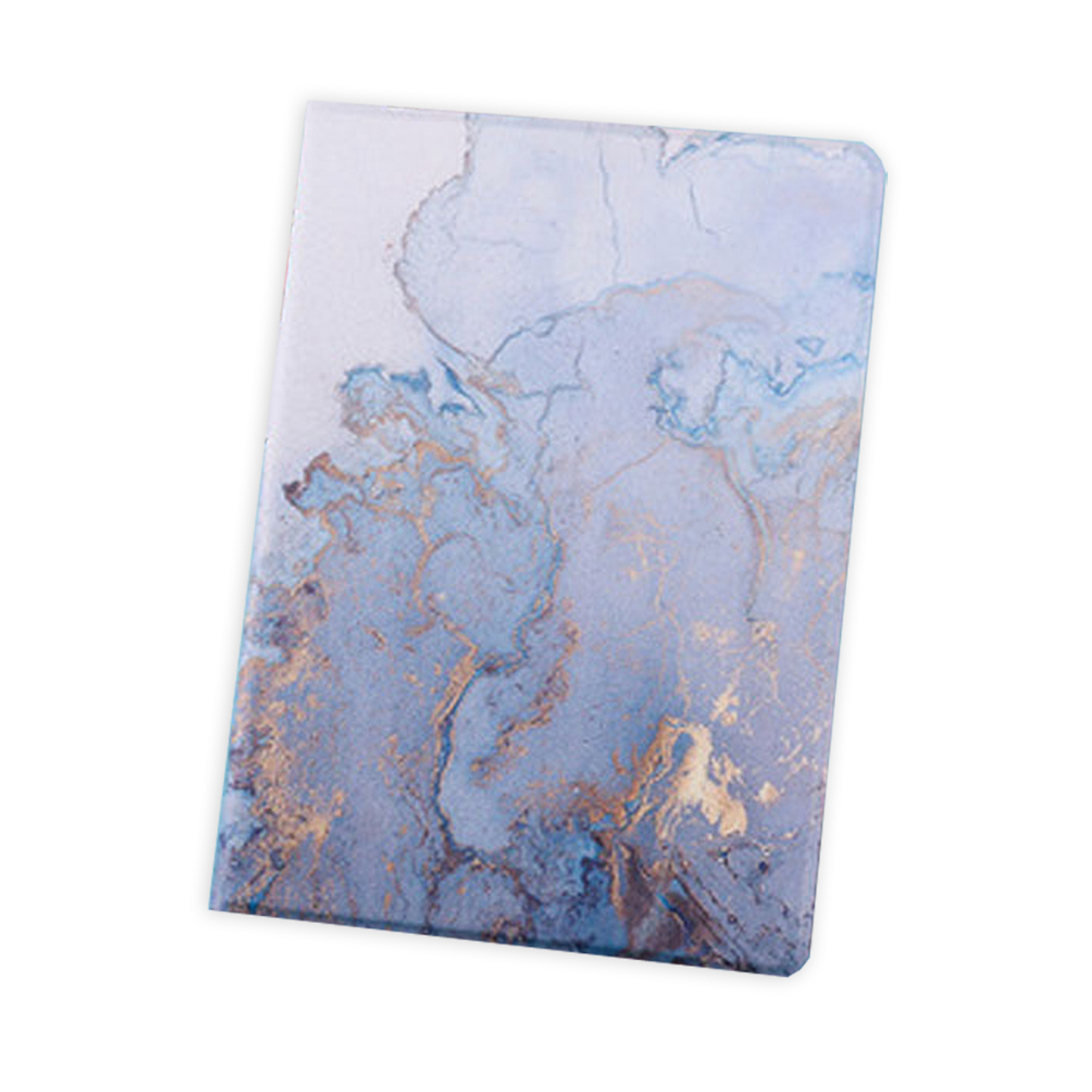 Geschlossene Tablet-Hülle, marmorartiges Muster, blau und weiß, mit Goldakzenten. Weißer Hintergrund.