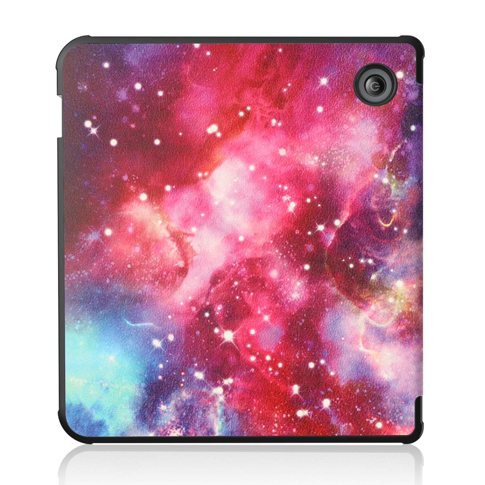Eine Tablet-Hülle mit einem Galaxy-Muster. Die Hülle hat ein Kamera Loch. Weißer Hintergrund.