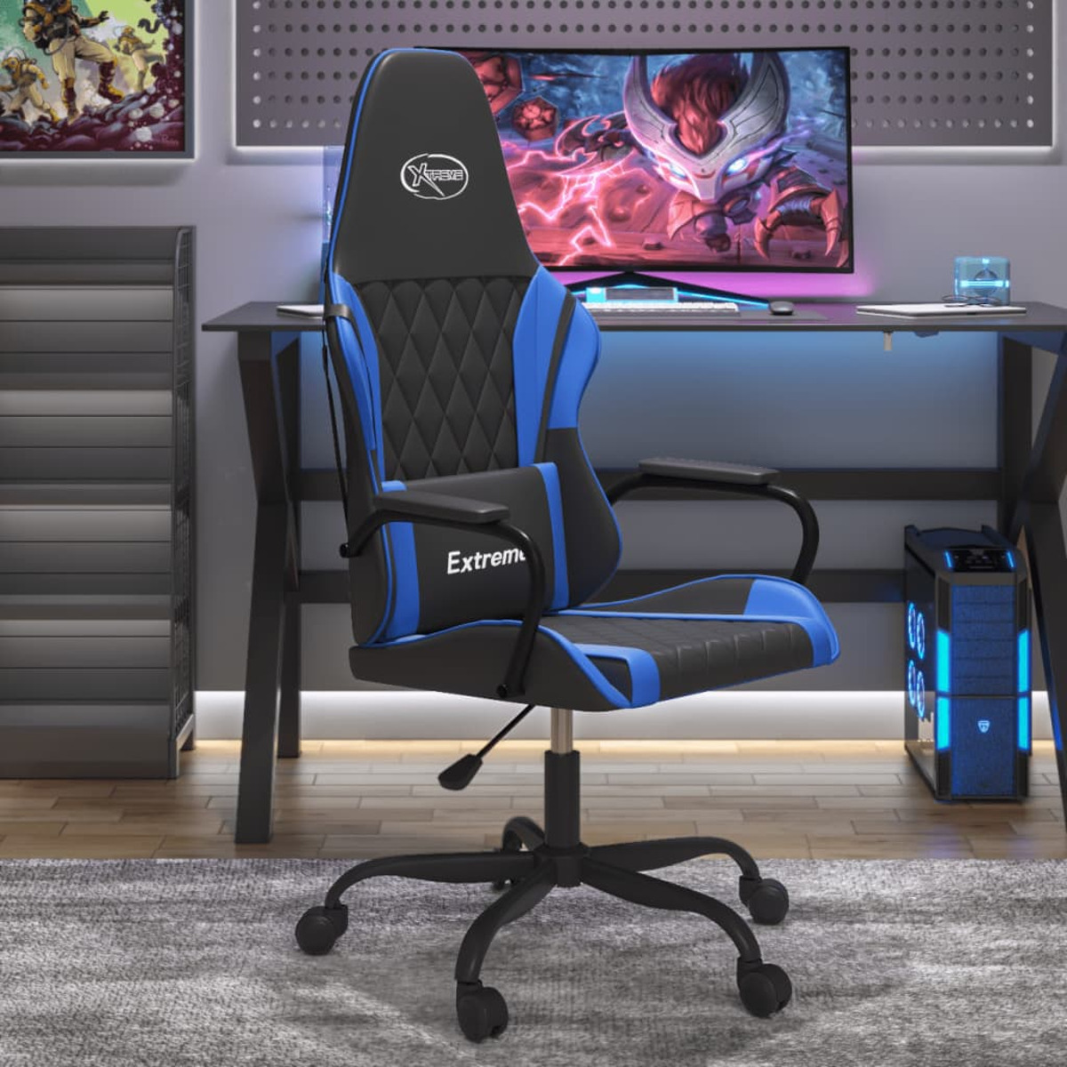 Ein schwarz-blauer Gaming-Stuhl in einem Raum mit Schreibtisch und Monitor.