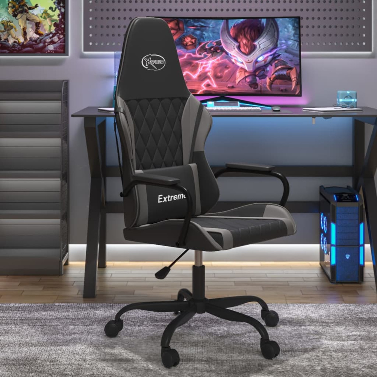 Ein Gaming-Stuhl in einem Raum mit Schreibtisch und Computer.
