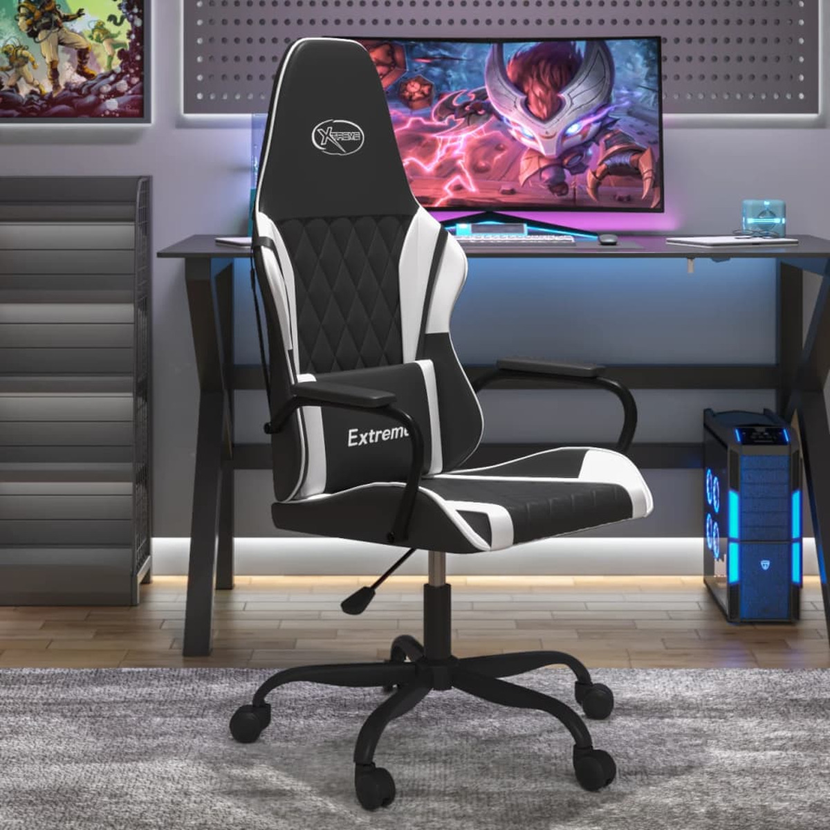 Gaming-Stuhl in einem Raum. Der Stuhl ist schwarz und weiß. Ein Computermonitor befindet sich im Hintergrund.