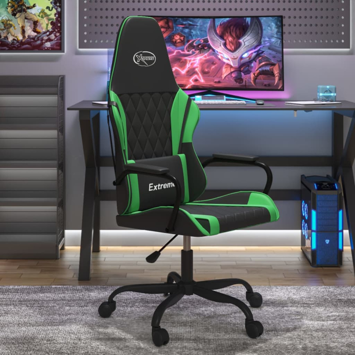 Gaming-Stuhl, schwarz und grün, mit Gaming-Setup im Hintergrund, einschließlich Computer und Monitor.