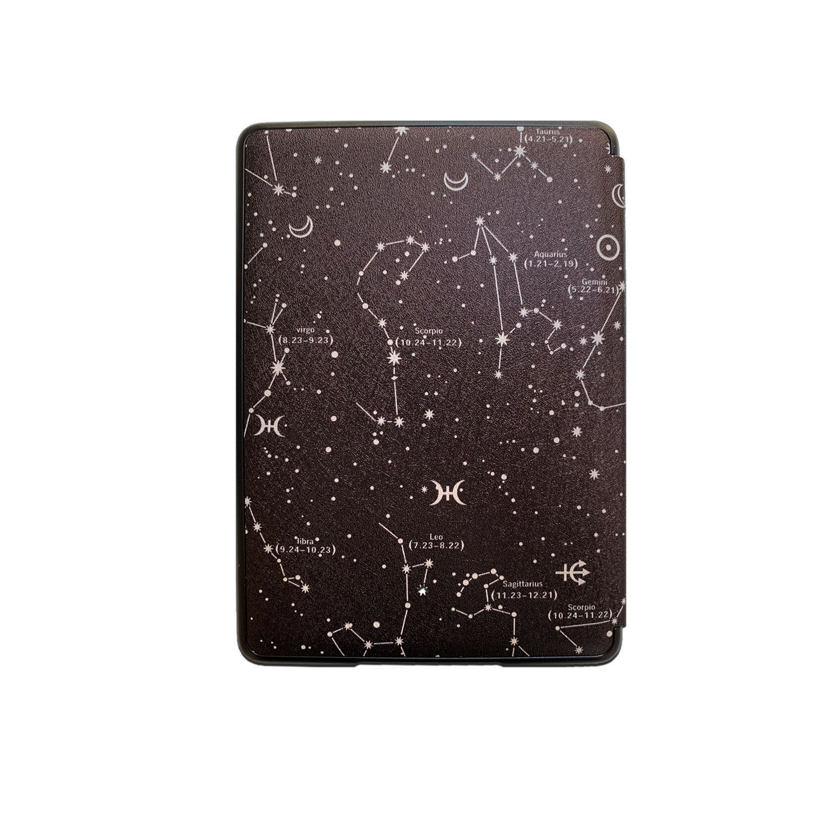 Eine Tablet-Hülle mit einem Sternenhimmel mit Tierkreis-Konstellationen und -Symbolen.