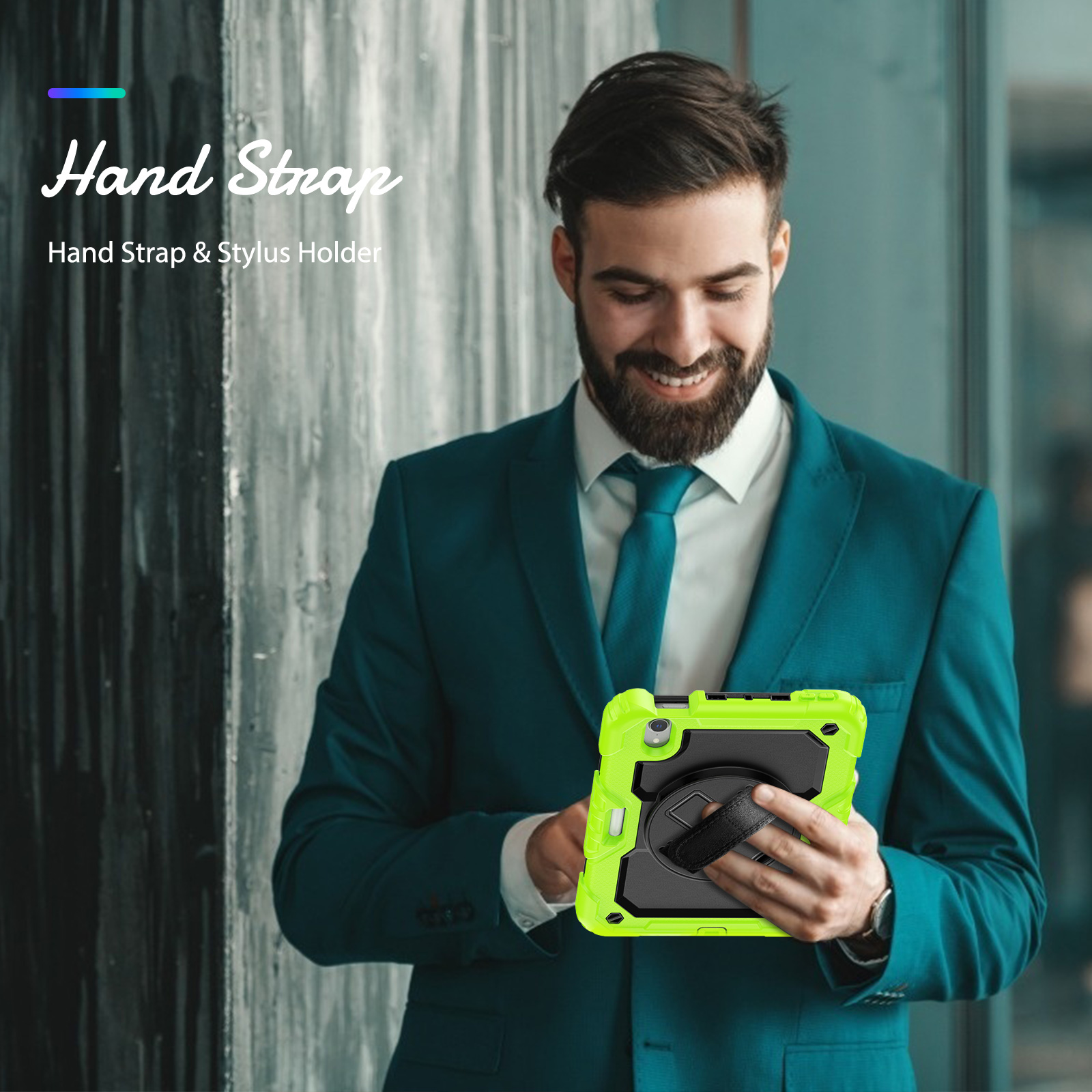 Ein Mann hält ein Tablet in einer neongrünen Hülle mit Handschlaufe.