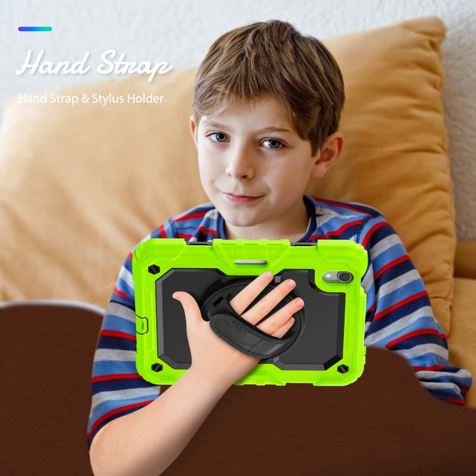 Ein Junge hält ein Tablet in einer grünen Schutzhülle mit Handschlaufe. Er lächelt in die Kamera.