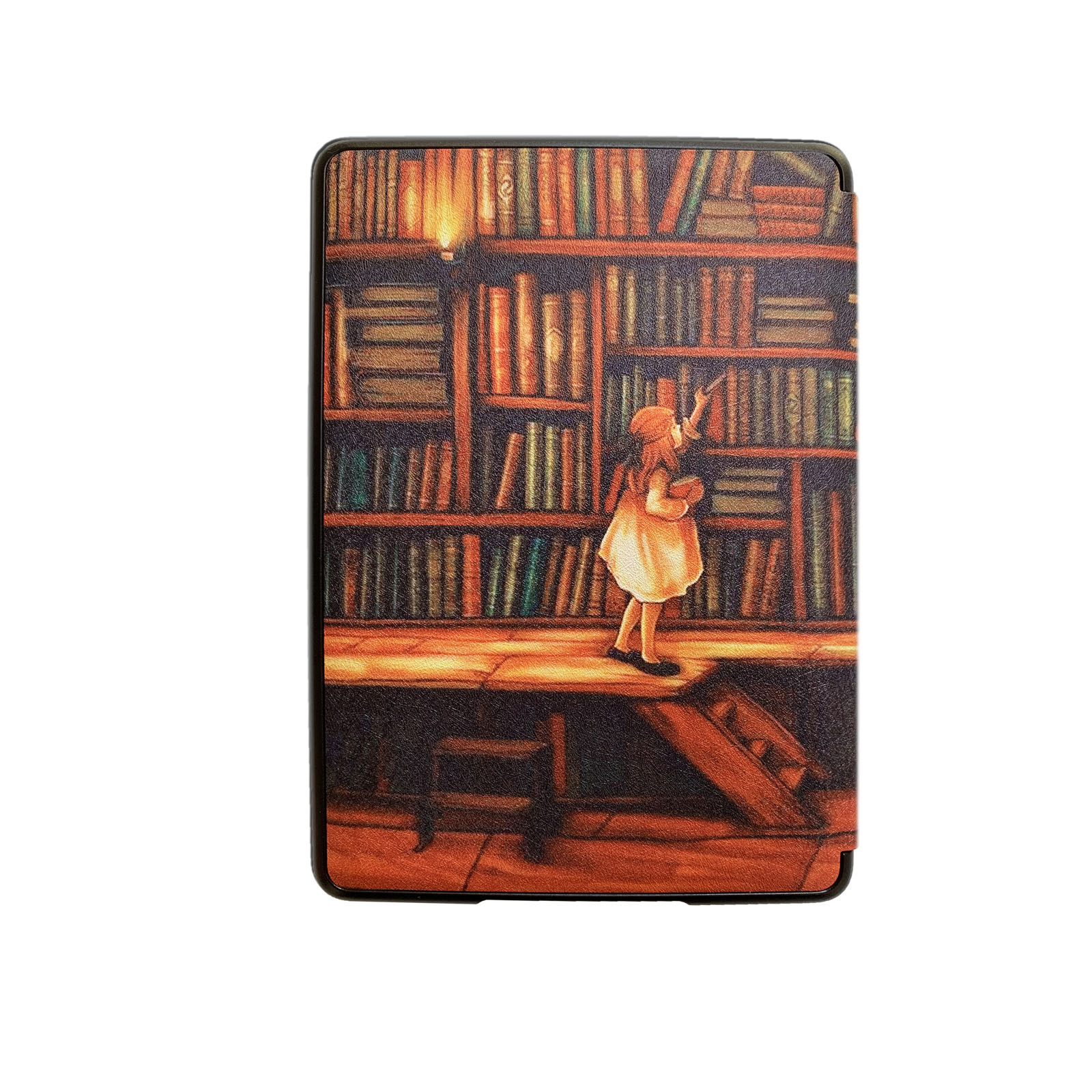 Eine Tablethülle mit einer Zeichnung eines Mädchens in einer Bibliothek, das nach einem Buch greift. Bücherregale sind im Hintergrund.