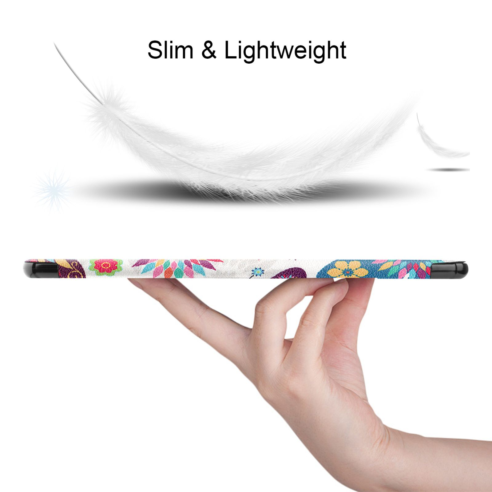 Eine Hand, die ein Tablet hält. Das Tablet befindet sich in einer Hülle mit floralem Design. Eine Feder ist oben.