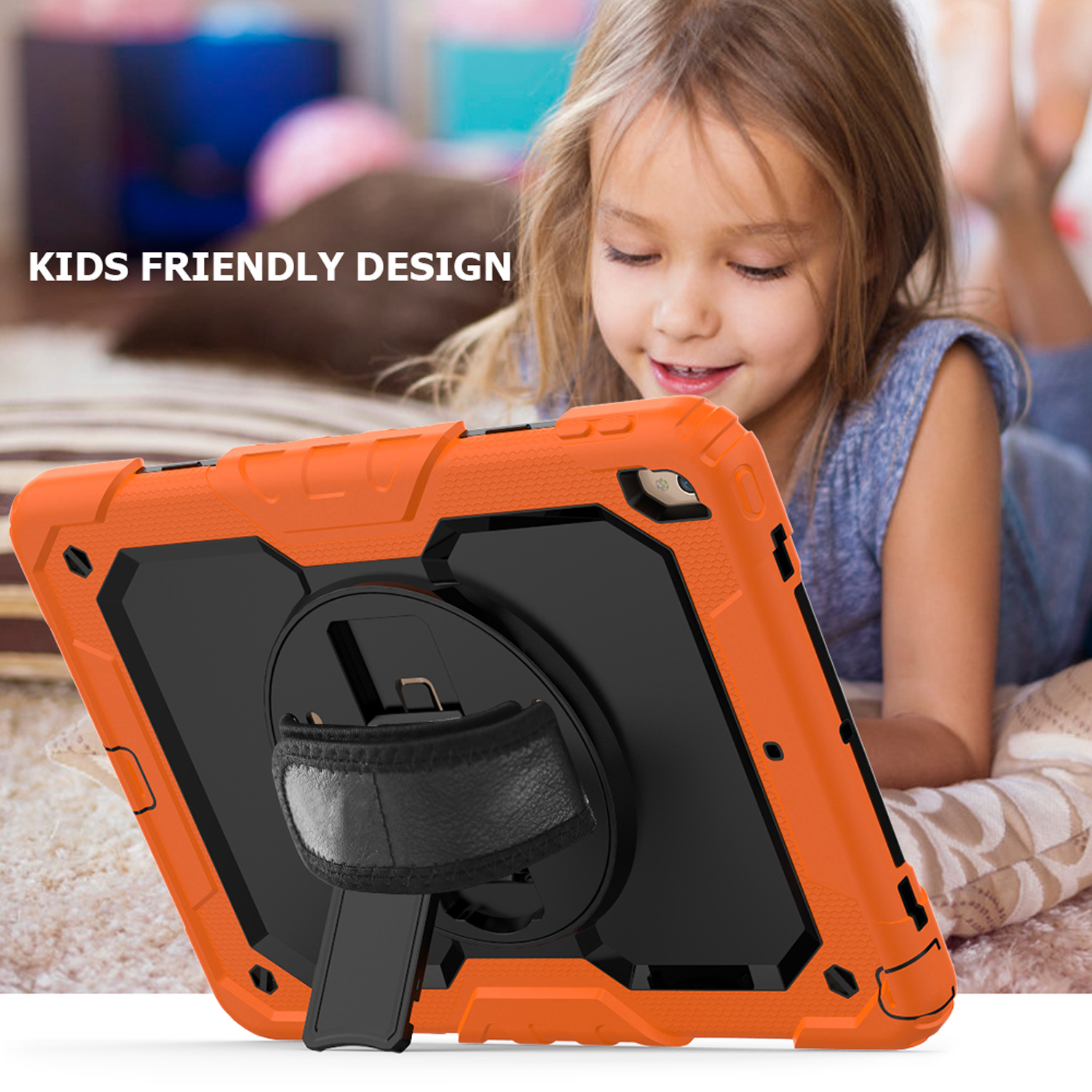 Ein junges Mädchen schaut auf ein Tablet. Das Tablet befindet sich in einer orangefarbenen Hülle mit schwarzem Riemen.