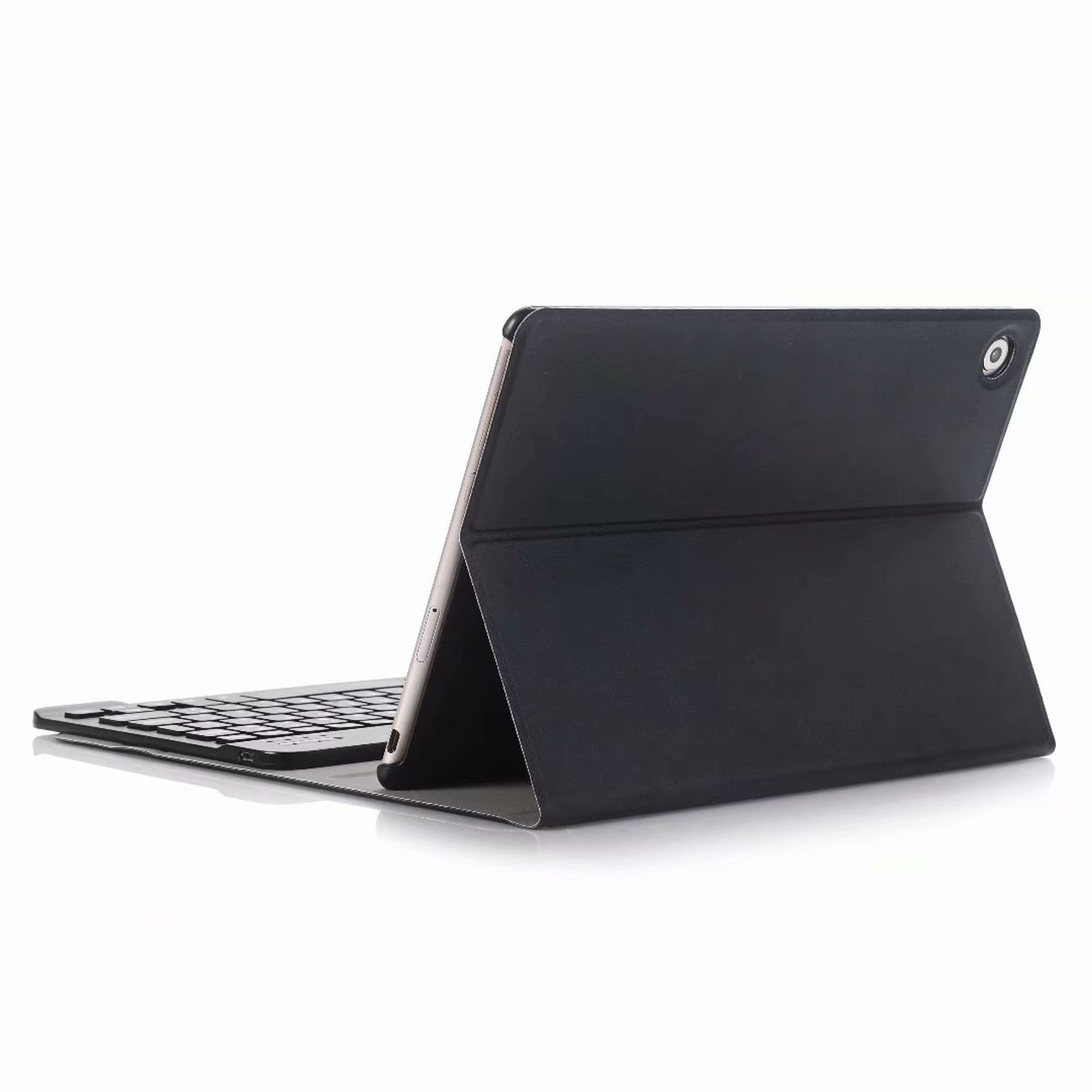 Schwarzes Tablet mit Tastaturhülle. Tablet ist aufgestellt. Weißer Hintergrund. Tastatur ist sichtbar.