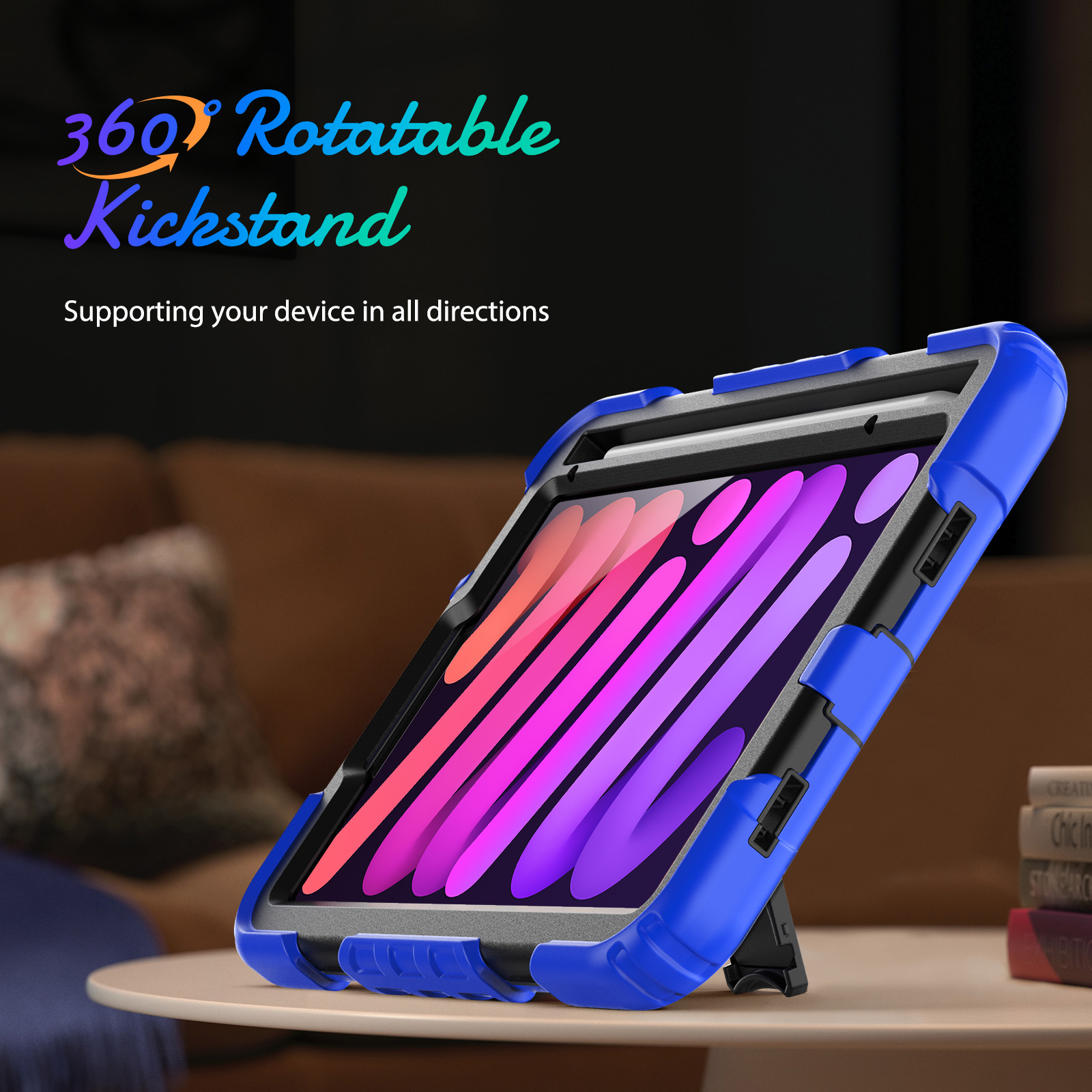 Eine blaue Tablethülle. Sie stützt ein Tablet. Die Hülle befindet sich in einem Wohnzimmer. Text: 360° drehbarer Ständer.