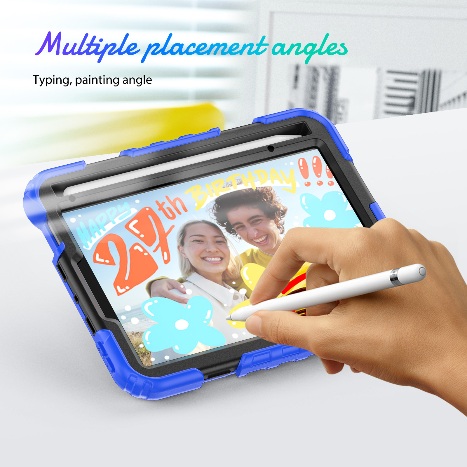 Tablet in einer blauen Hülle. Eine Hand hält einen weißen Stift in der Nähe des Bildschirms.